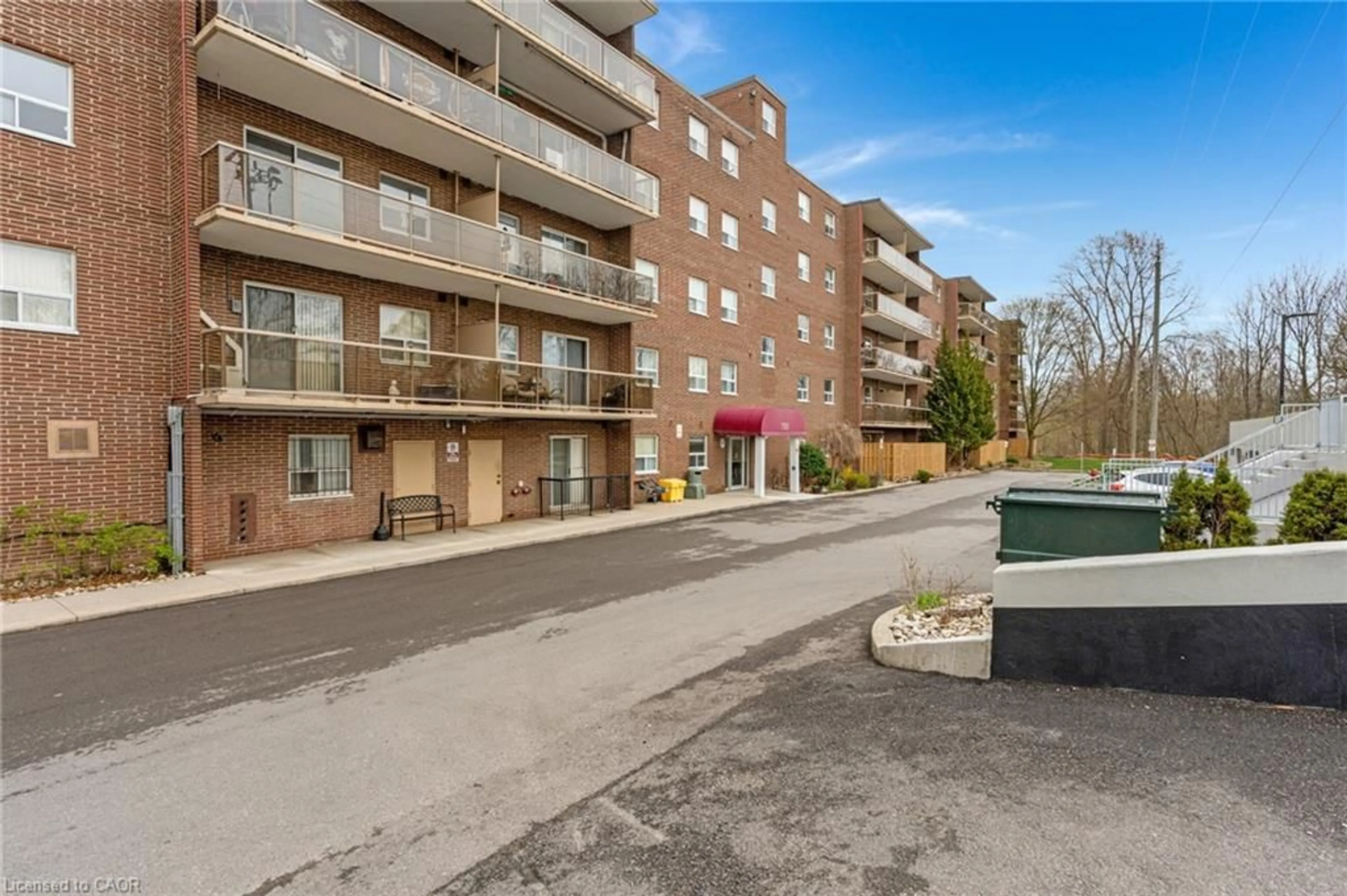 Patio, street for 793 Colborne St #114, Brantford Ontario N3S 7J3