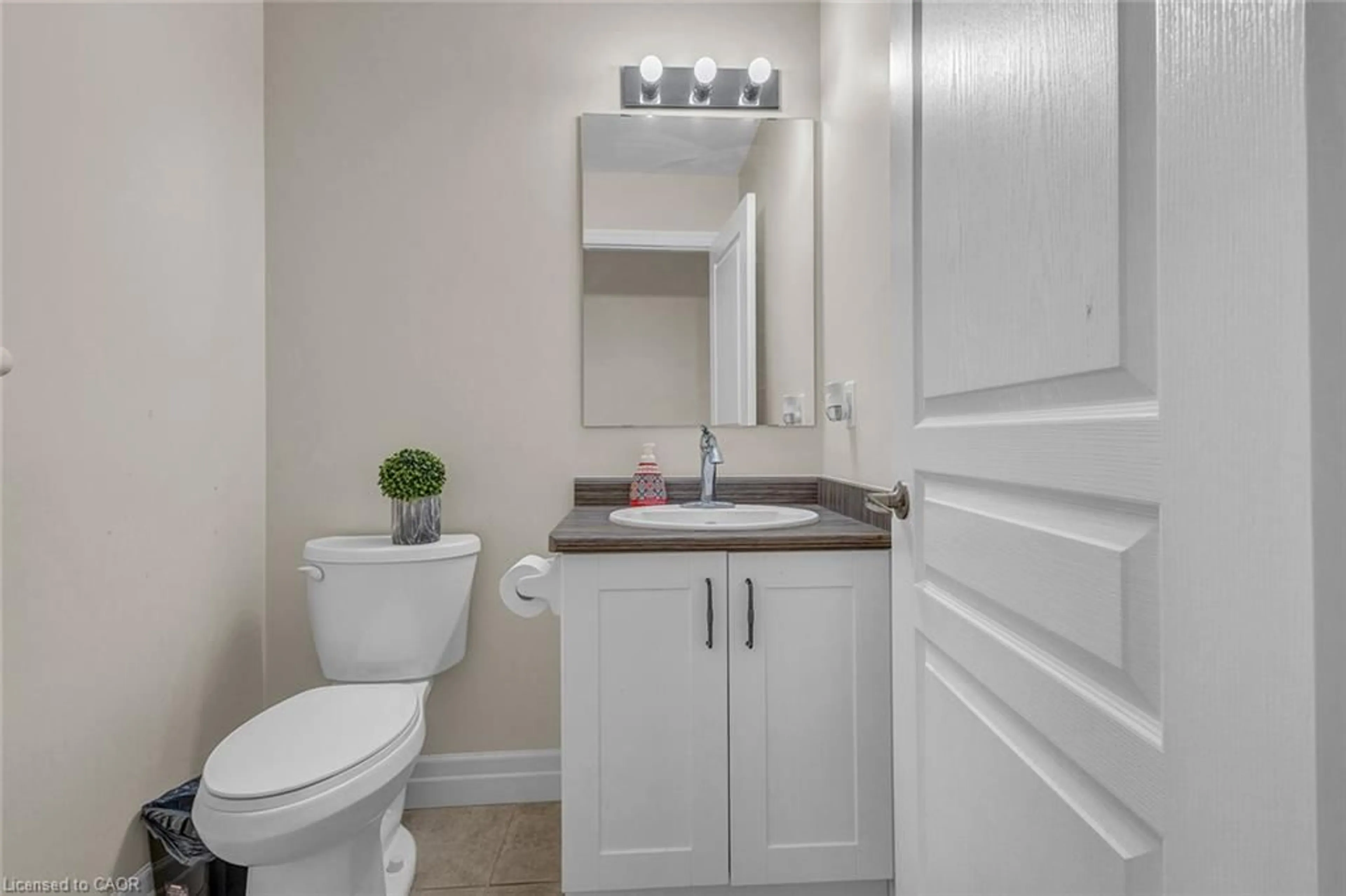 Standard bathroom, unknown for 135 Hardcastle Dr #2, Cambridge Ontario N1S 0B6