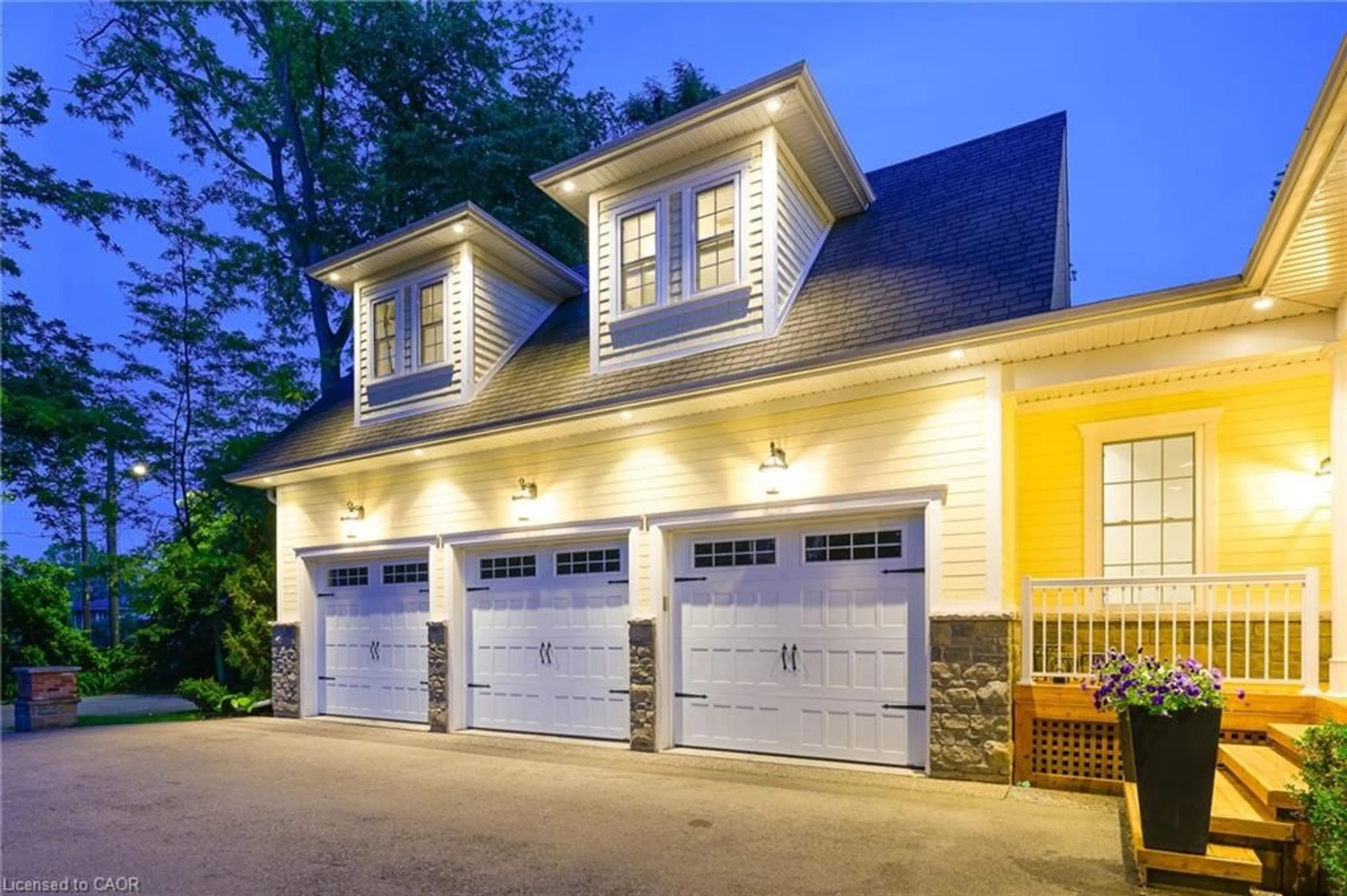 Indoor garage for 8 Woodward Ave, Dundas Ontario L9H 4J5