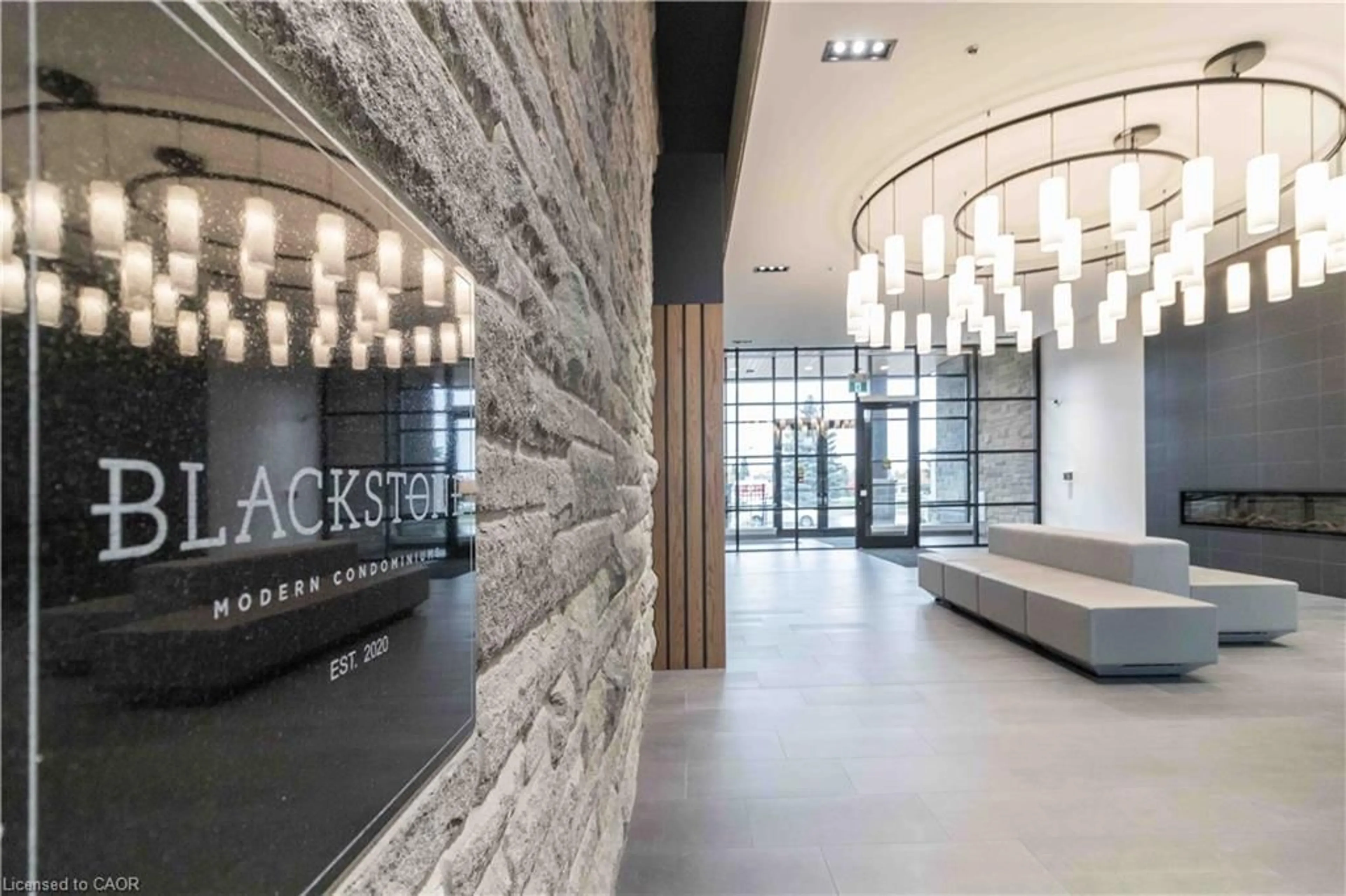 Indoor foyer for 243 Northfield Dr #610, Waterloo Ontario N2K 0H2
