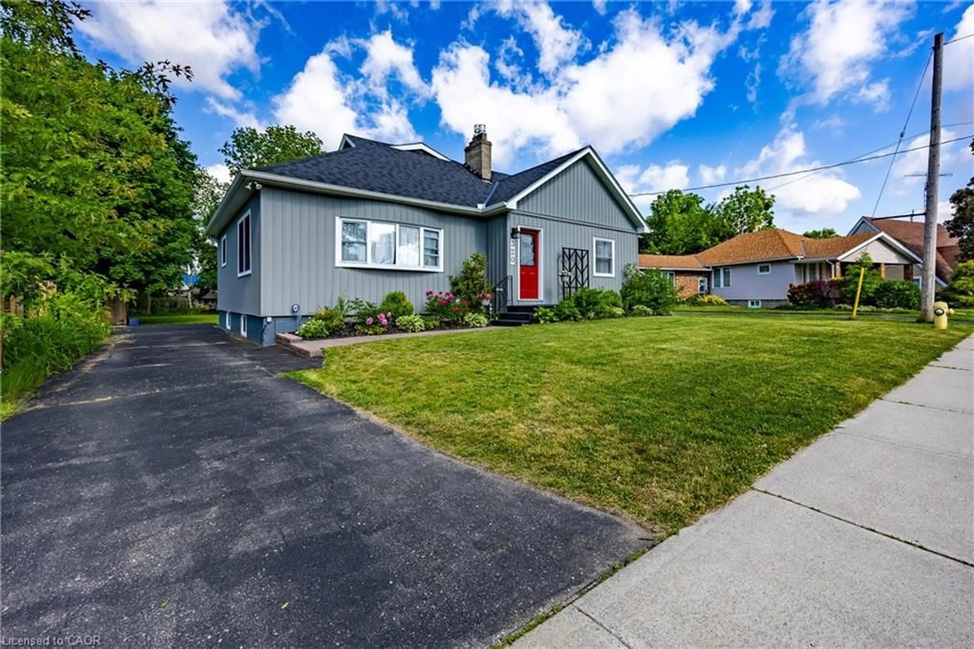 Home with vinyl exterior material, street for 320 Queen St, Delhi Ontario N4B 2L1
