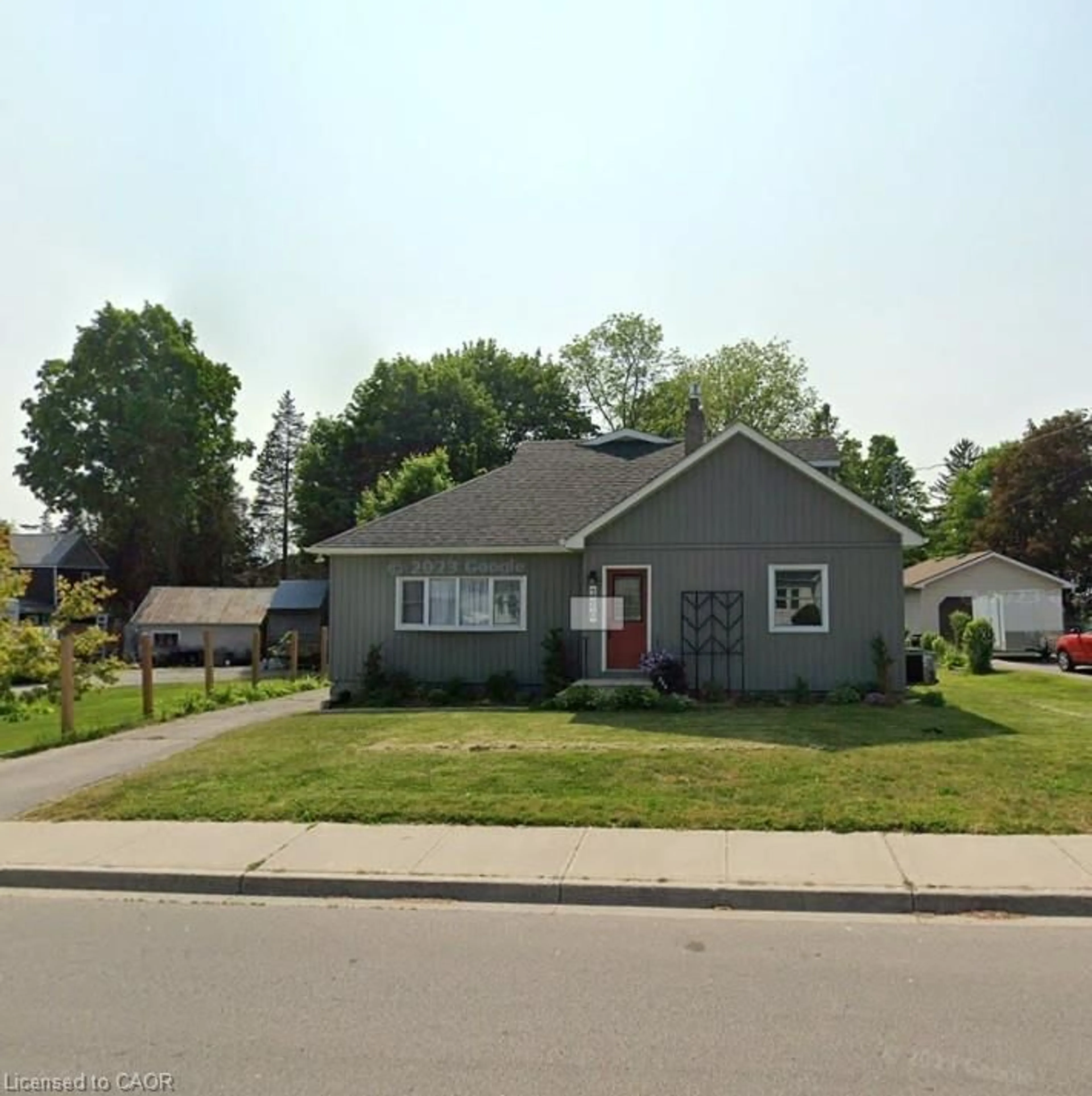 Home with vinyl exterior material, street for 320 Queen St, Delhi Ontario N4B 2L1
