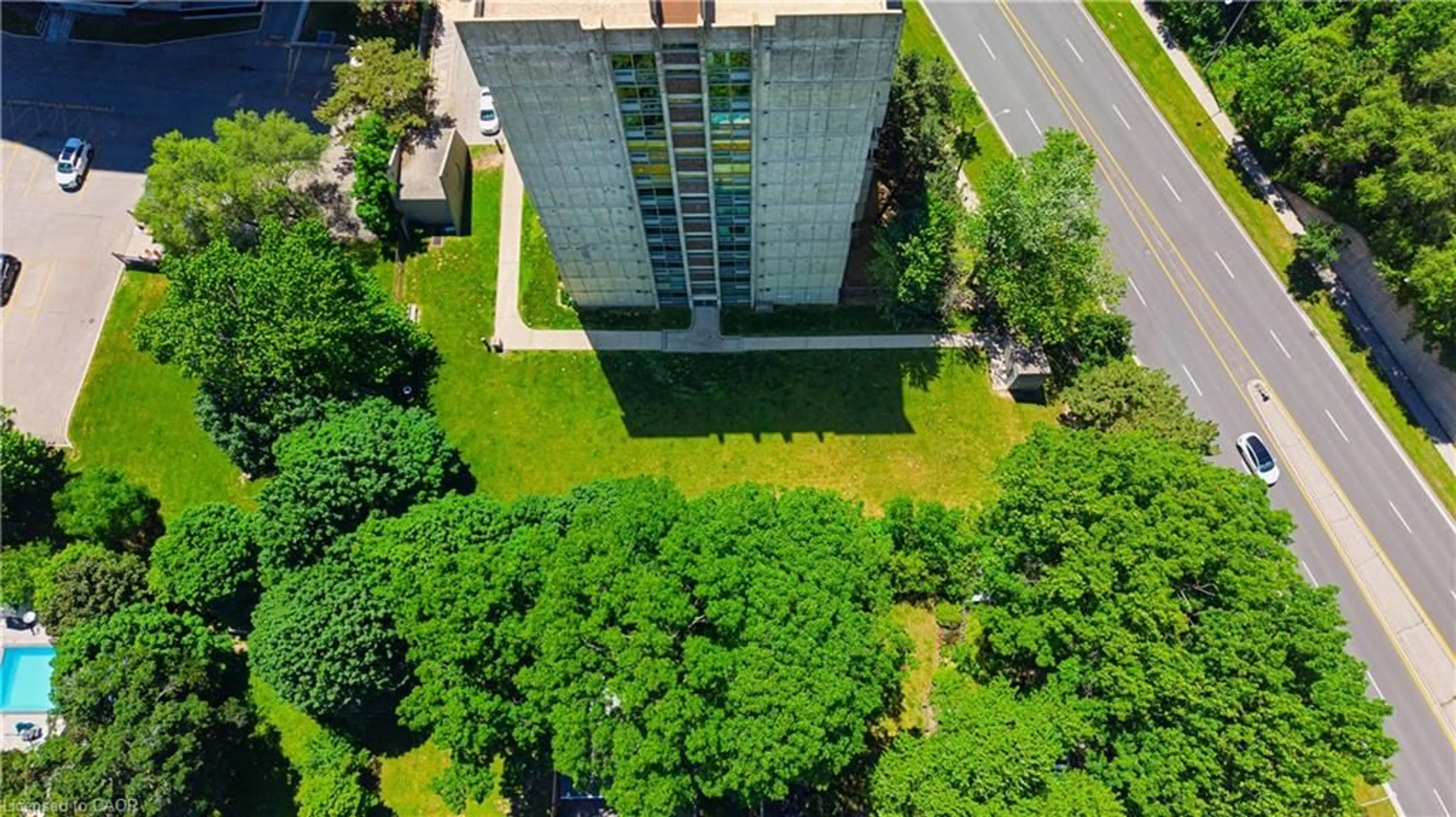A pic from outside/outdoor area/front of a property/back of a property/a pic from drone, building for 20 Speers Rd #304, Oakville Ontario L6K 3R5