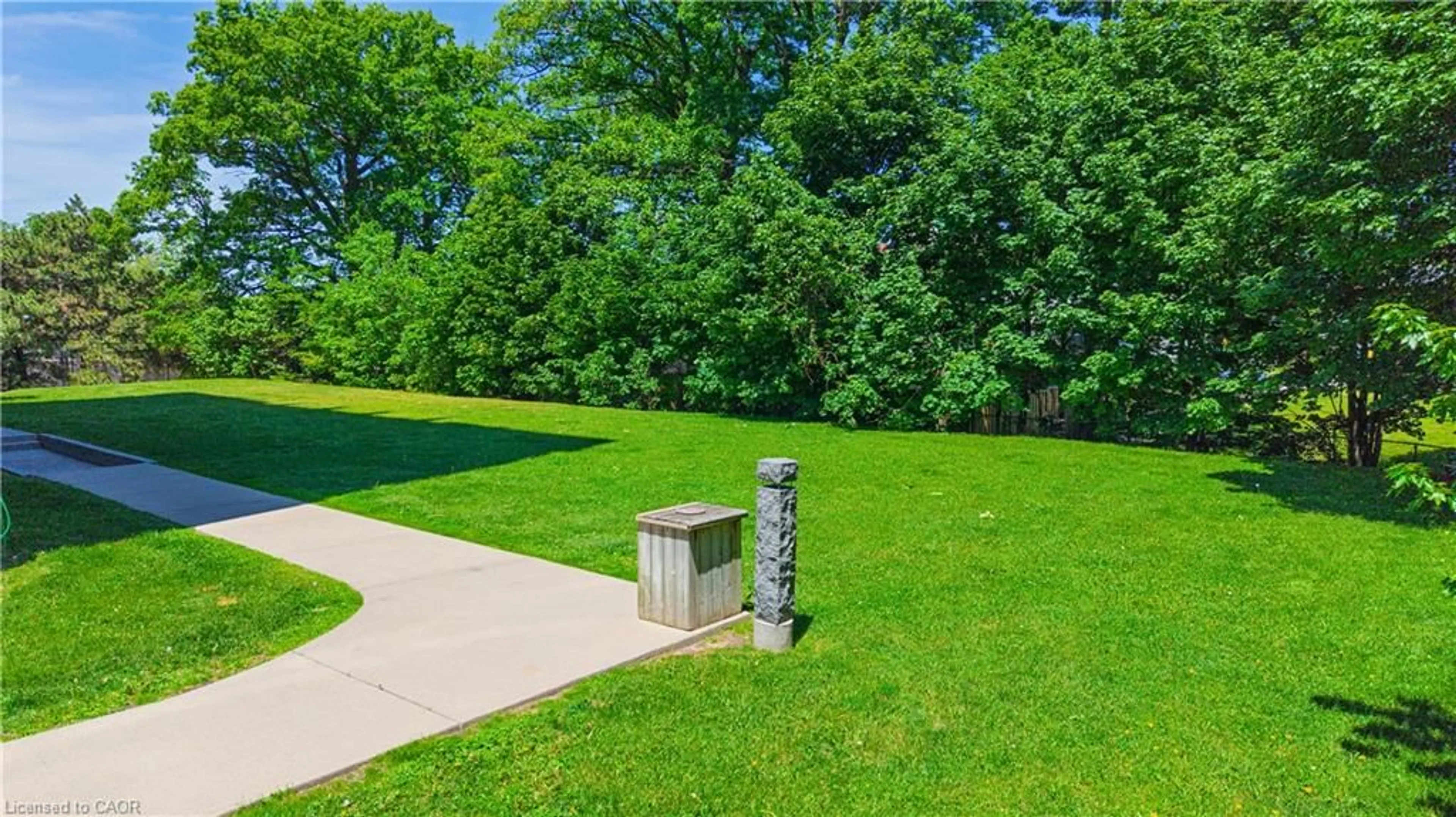 A pic from outside/outdoor area/front of a property/back of a property/a pic from drone, unknown for 20 Speers Rd #304, Oakville Ontario L6K 3R5