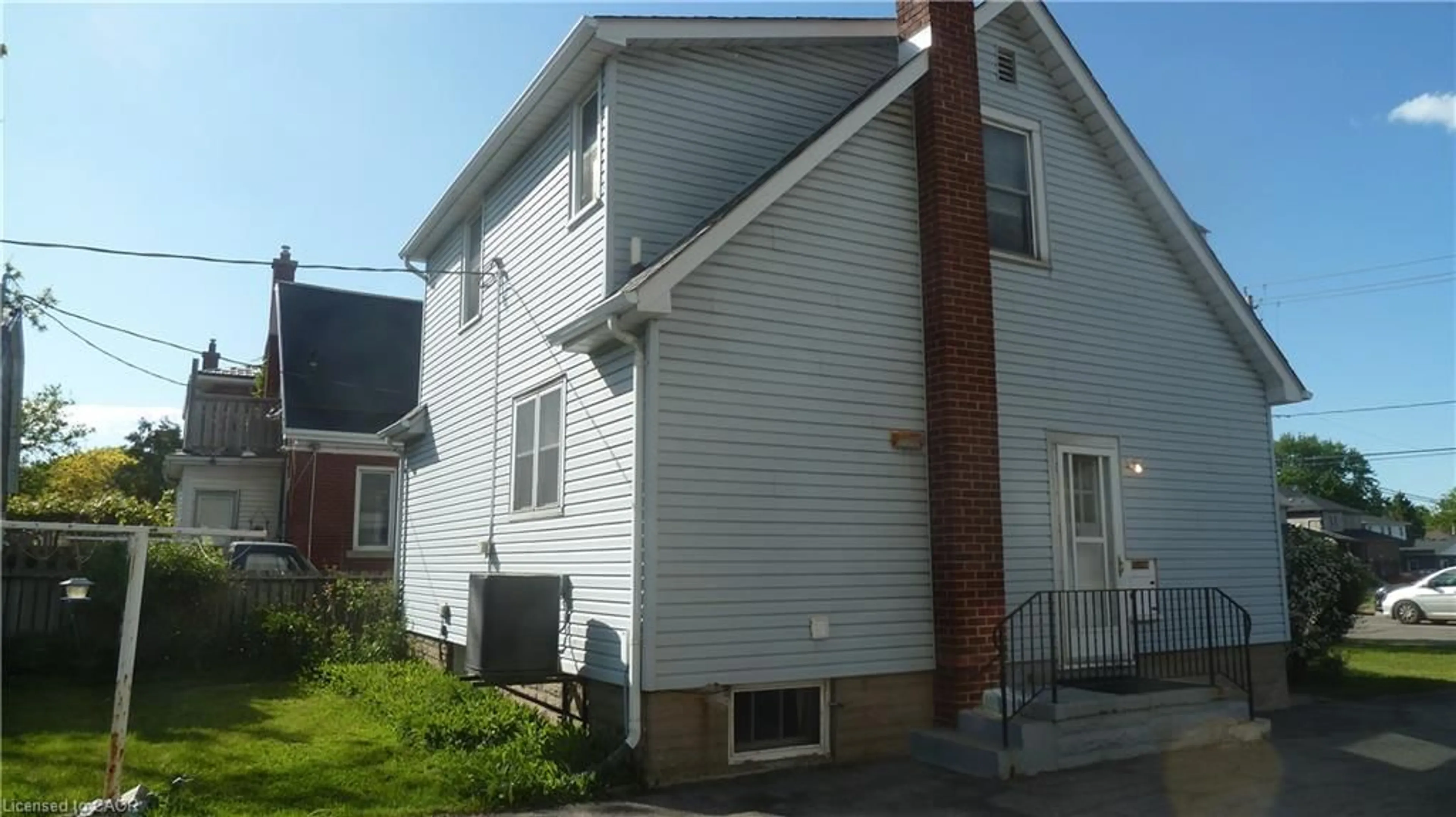 Home with vinyl exterior material, building for 1023 Weber St, Kitchener Ontario N2A 1B4