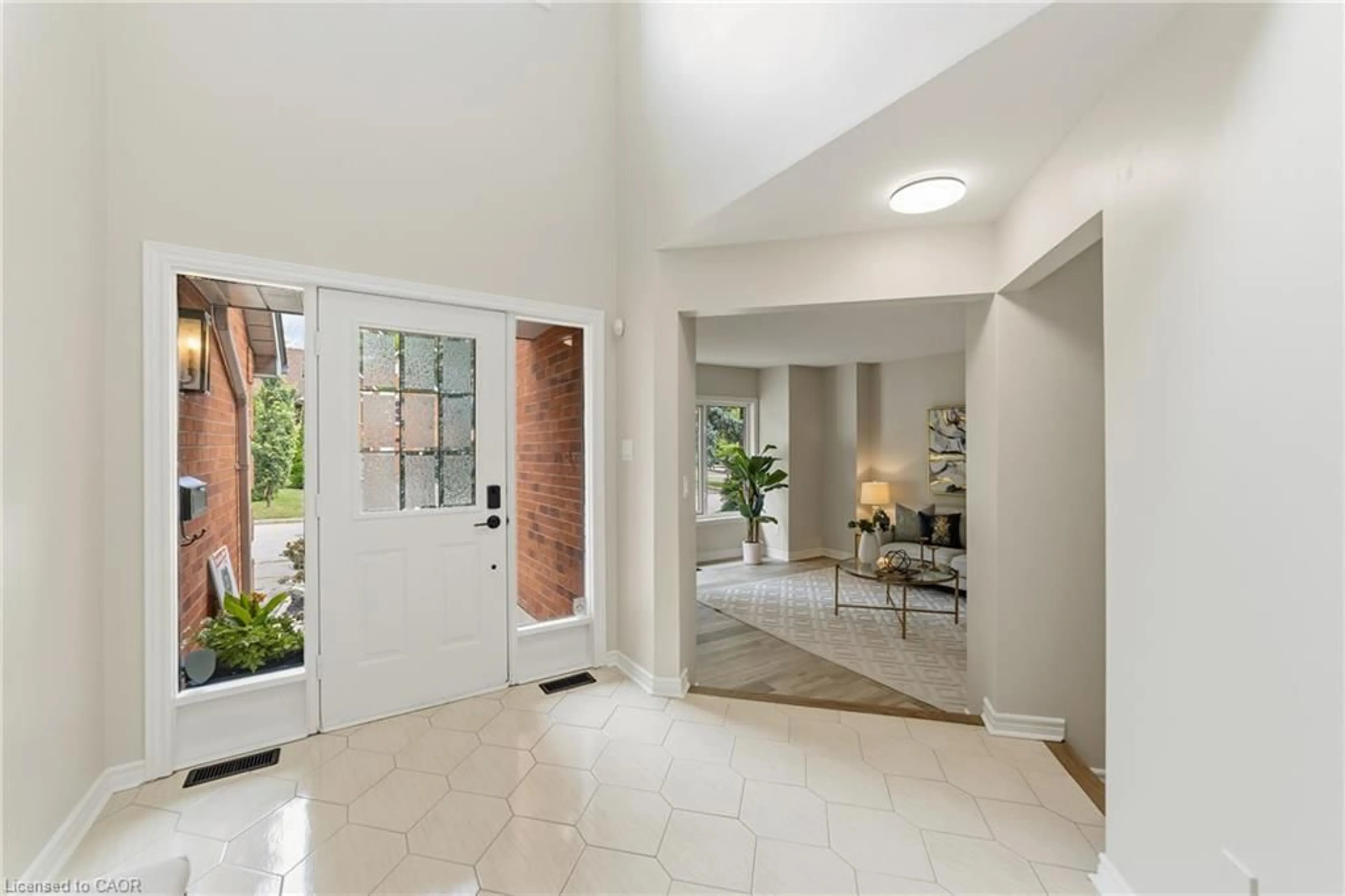 Indoor foyer for 3686 St Laurent Crt, Mississauga Ontario L5L 4T1