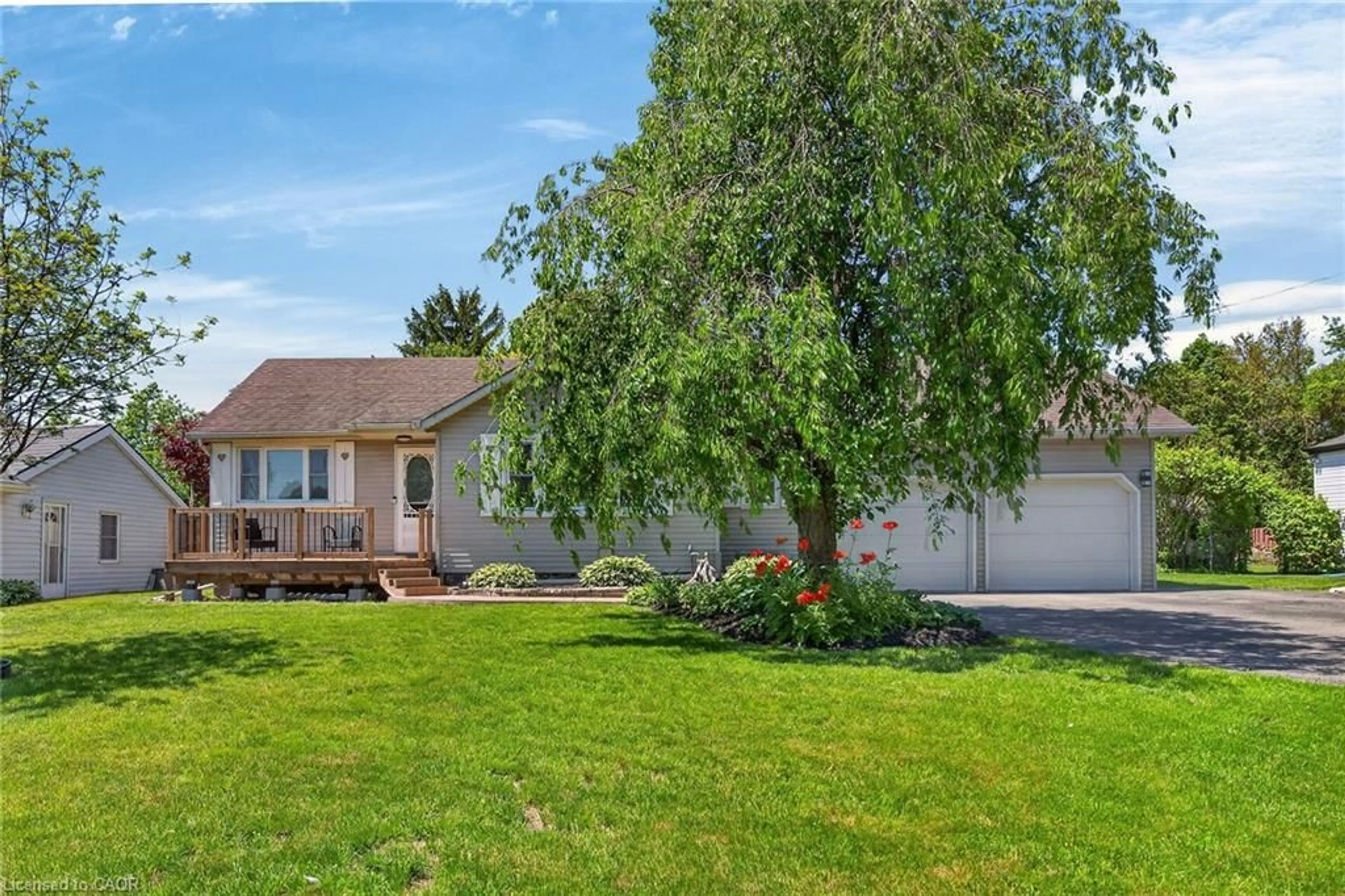 Home with vinyl exterior material, unknown for 10 Elm St, Simcoe Ontario N3Y 3B3