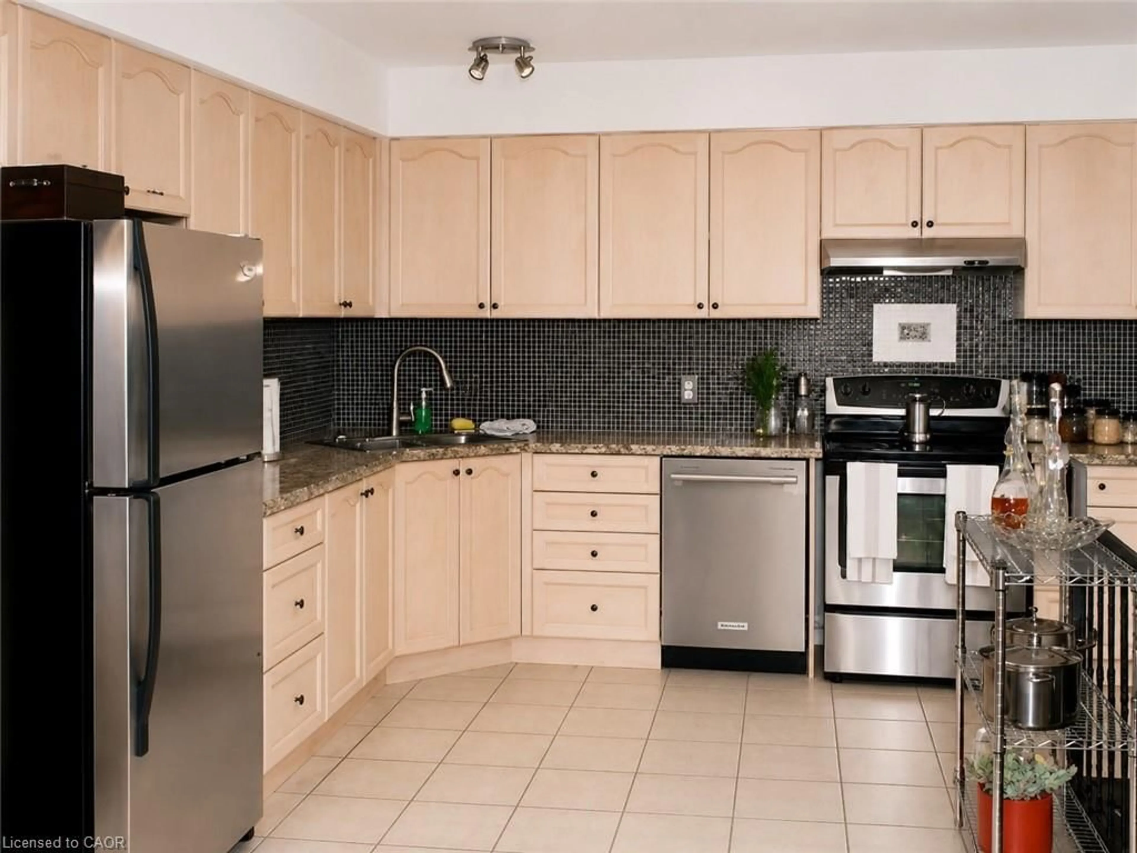 Standard kitchen, unknown for 21 Saddler St, Fonthill Ontario L3E 1E4