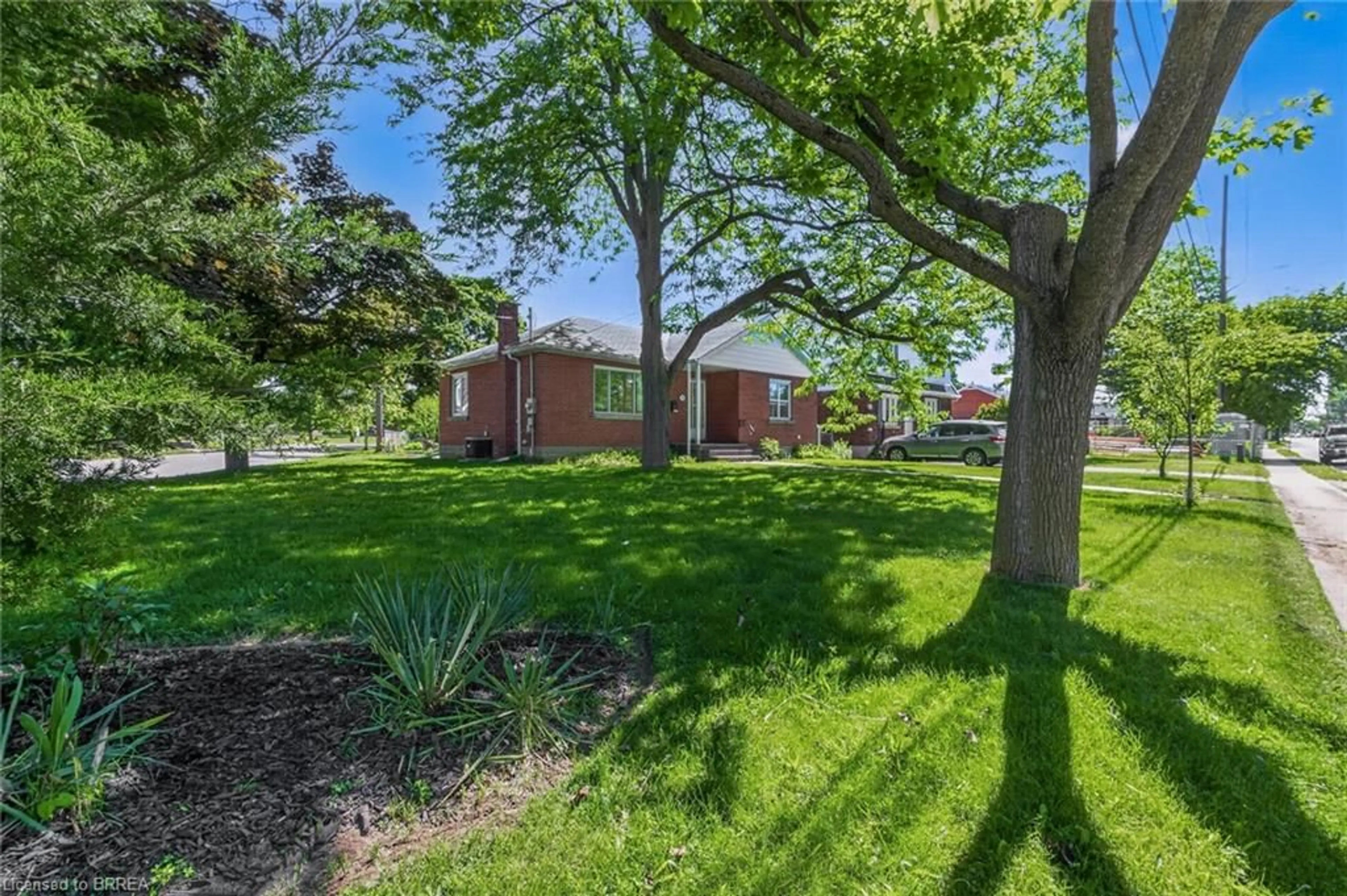 A pic from outside/outdoor area/front of a property/back of a property/a pic from drone, street for 309 Terrace Hill St, Brantford Ontario N3R 1H2