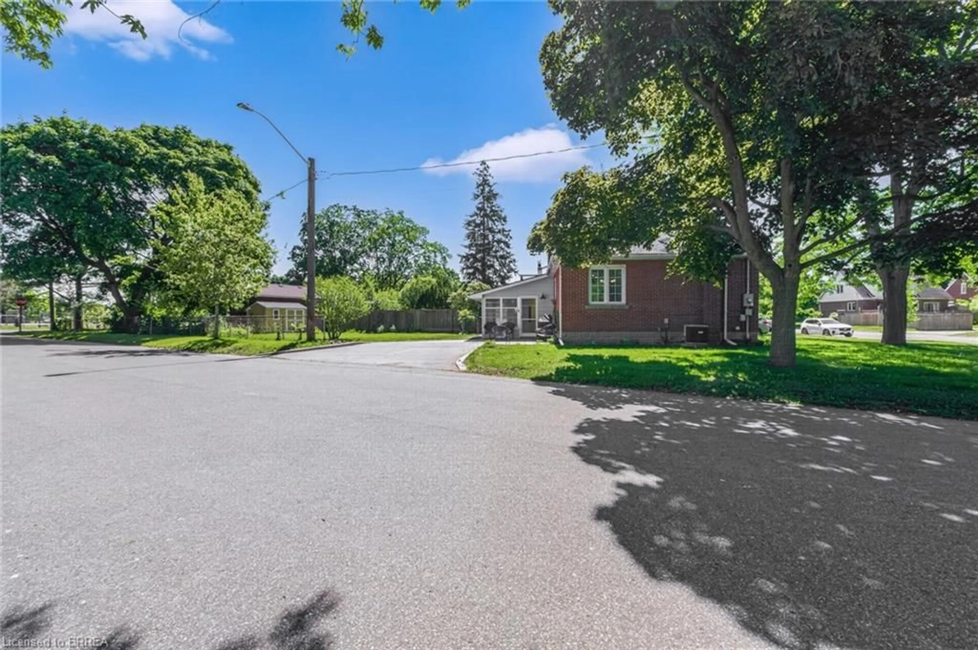 A pic from outside/outdoor area/front of a property/back of a property/a pic from drone, street for 309 Terrace Hill St, Brantford Ontario N3R 1H2