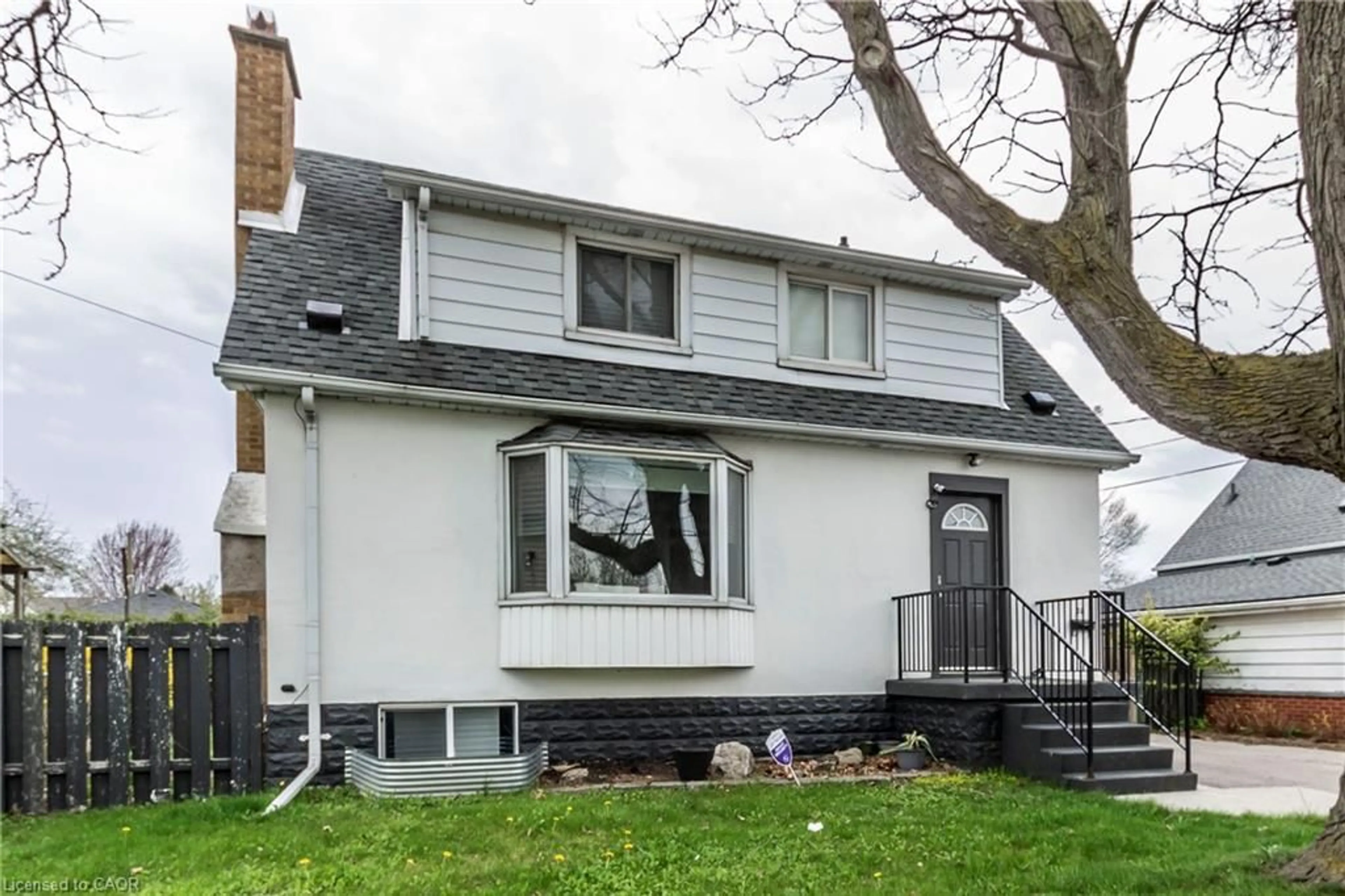 Home with vinyl exterior material, street for 20 West 1st St, Hamilton Ontario L9C 3B8