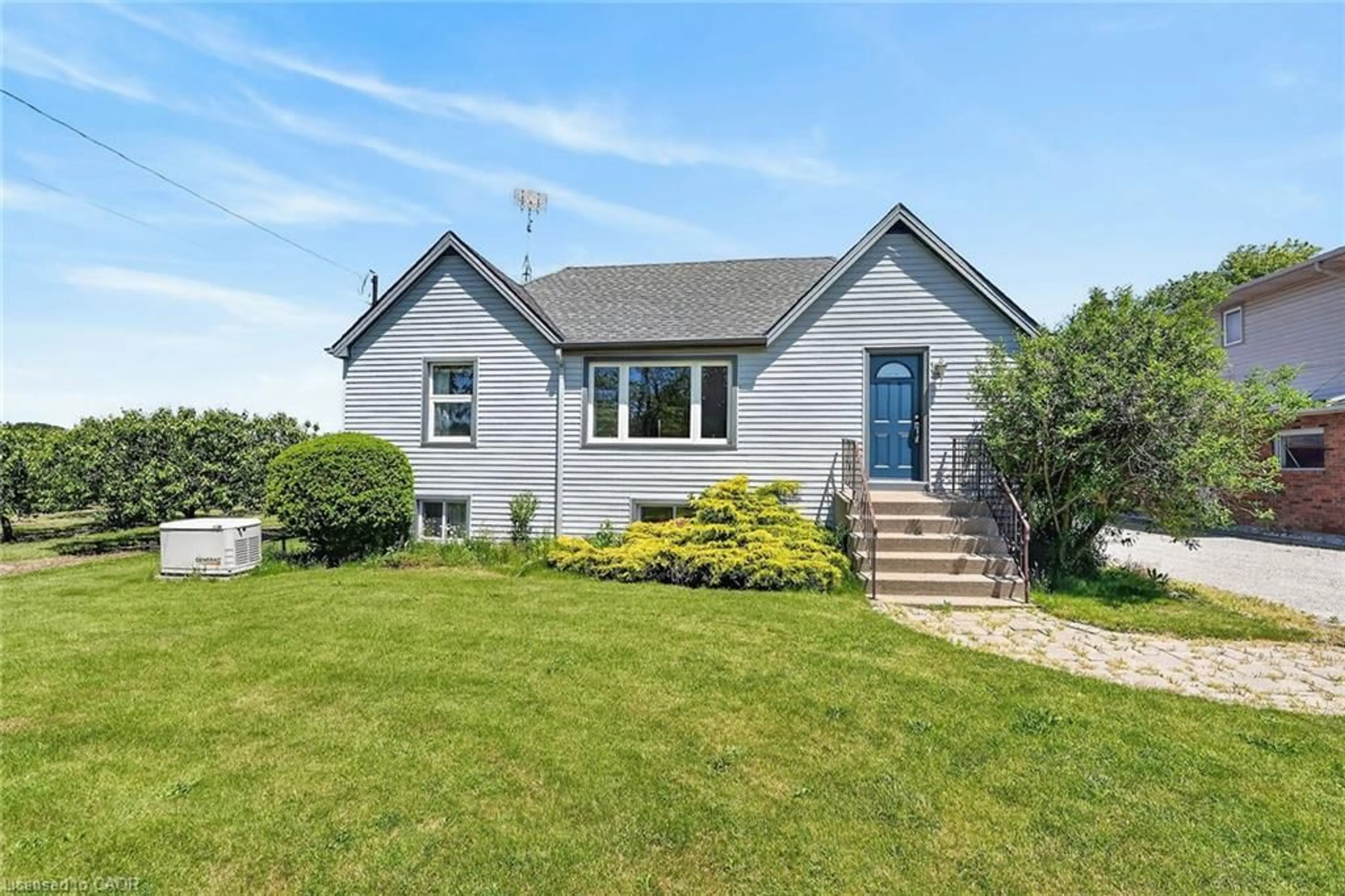 Home with vinyl exterior material, street for 1621 Second Ave Louth, St. Catharines Ontario L2R 6P9