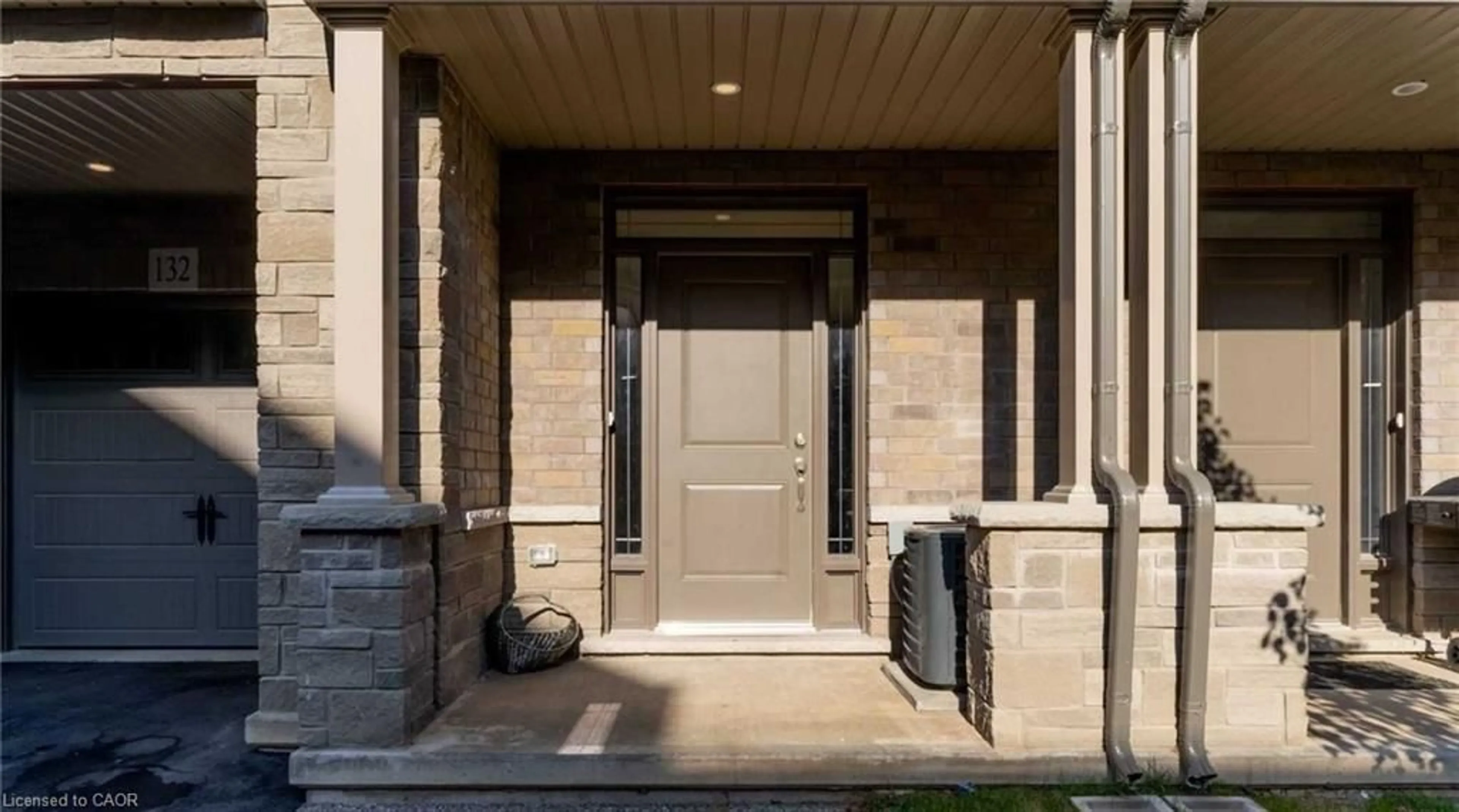 Indoor entryway for 77 Diana Ave #132, Brantford Ontario N3T 0G7