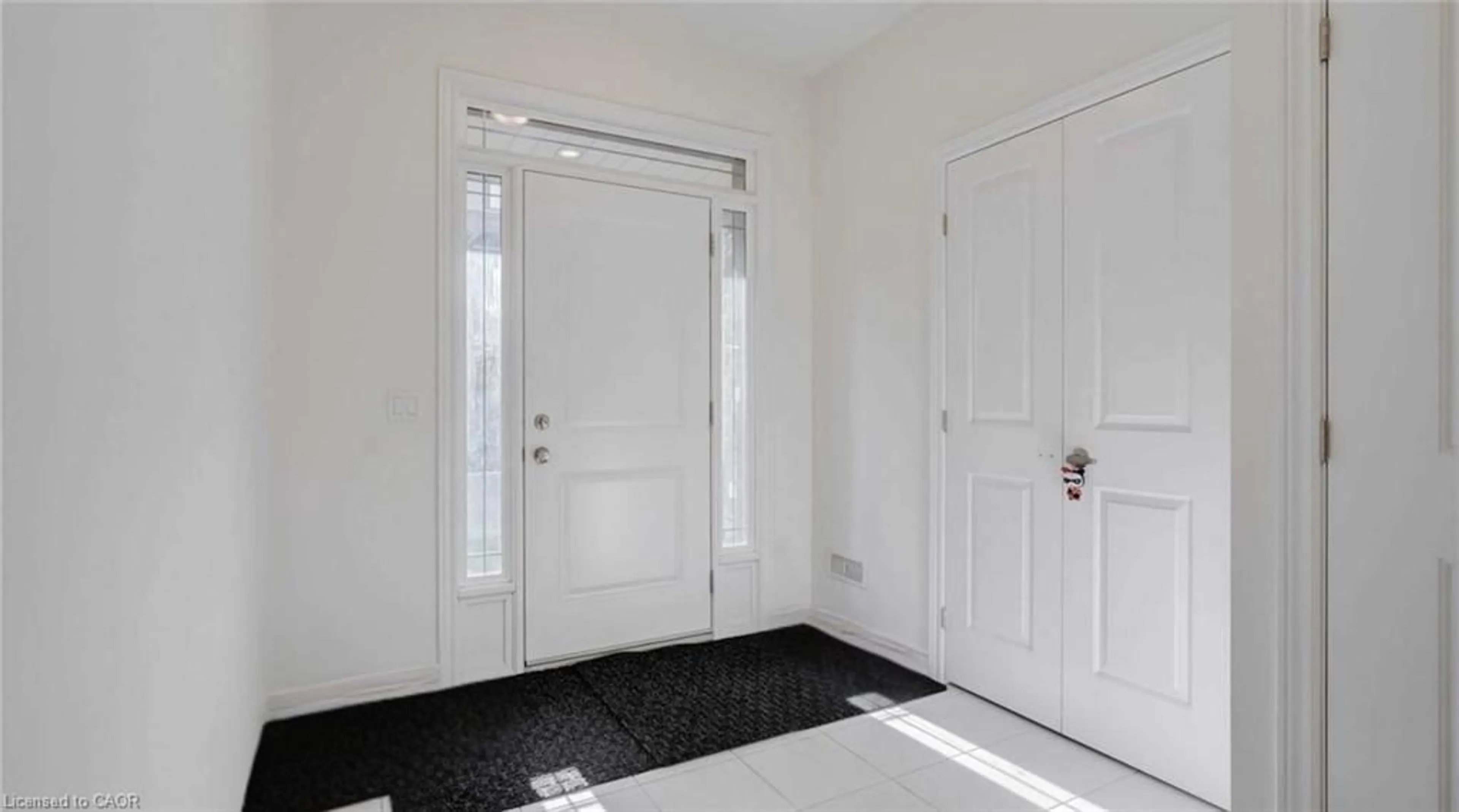 Indoor entryway for 77 Diana Ave #132, Brantford Ontario N3T 0G7
