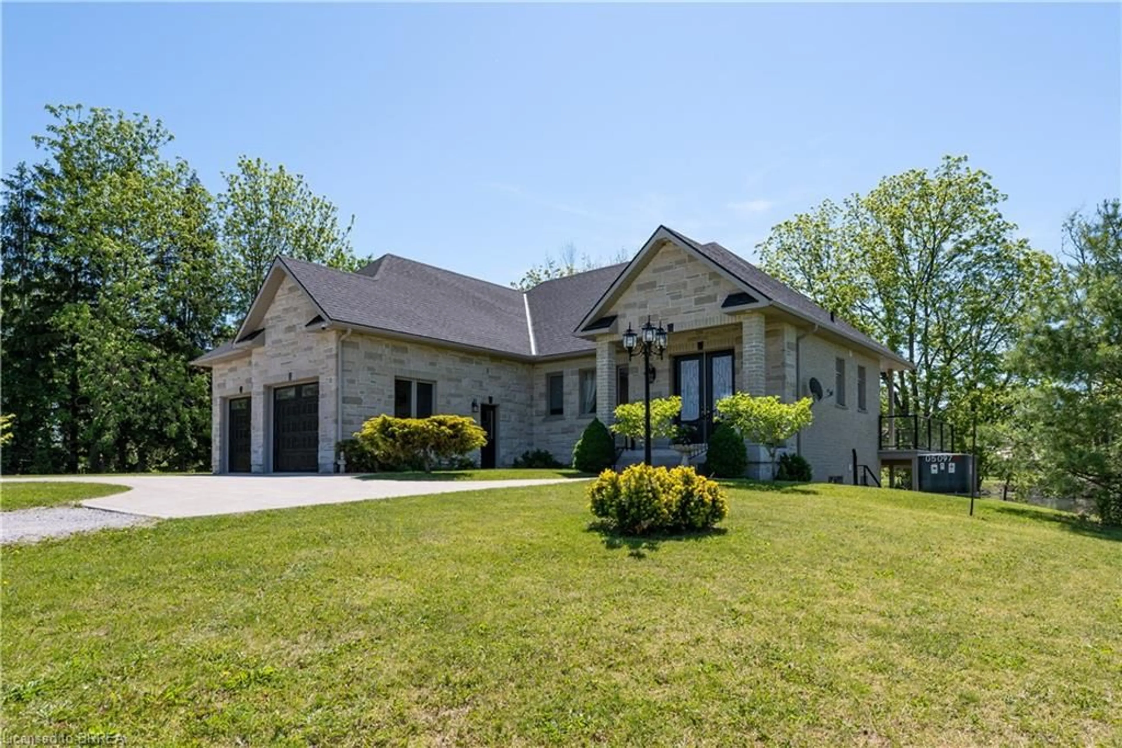 Home with brick exterior material, unknown for 136-160 Mechanic St, Waterford Ontario N0E 1Y0