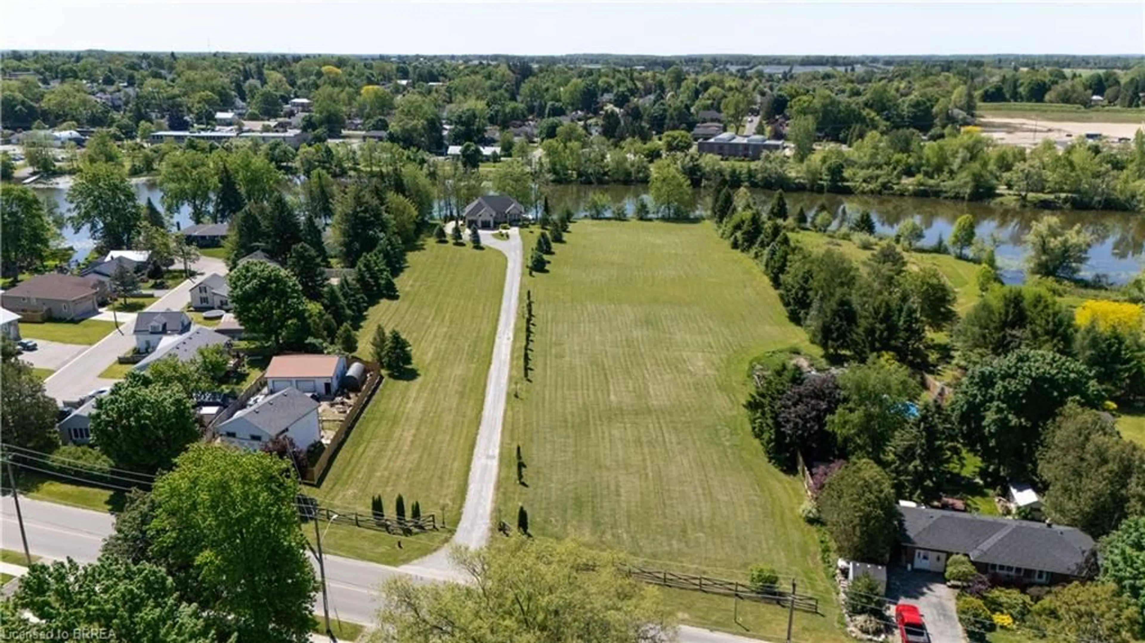 A pic from outside/outdoor area/front of a property/back of a property/a pic from drone, unknown for 136-160 Mechanic St, Waterford Ontario N0E 1Y0