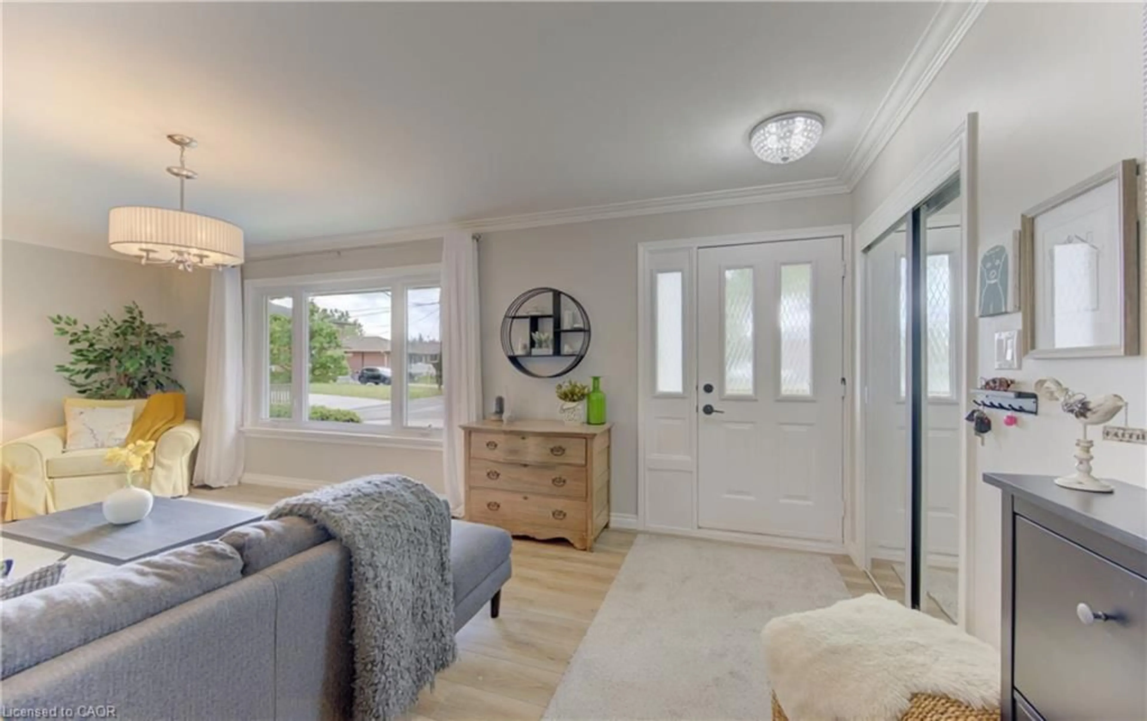 Indoor entryway for 112 Chelsea Rd, Kitchener Ontario N2B 1H9