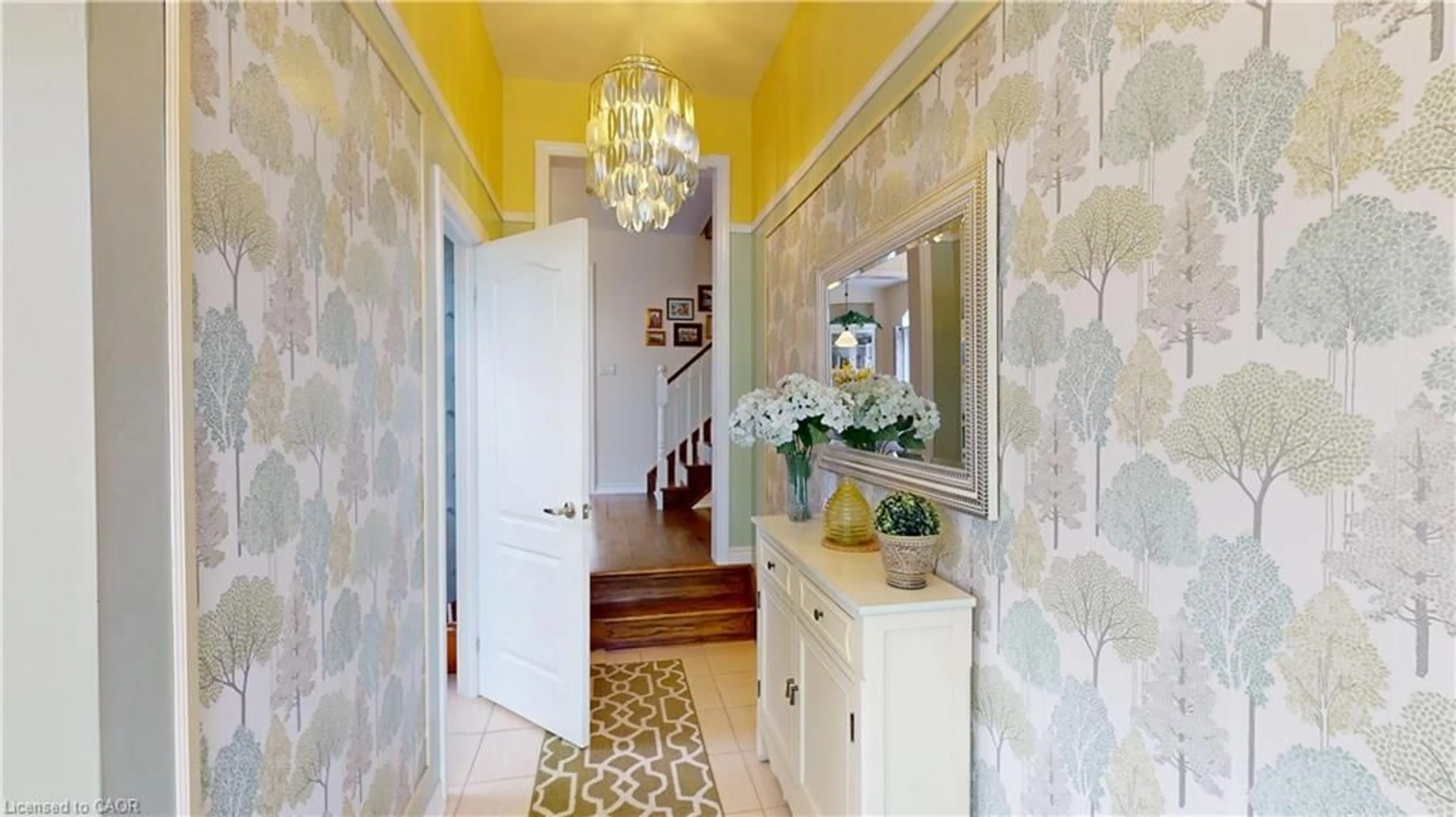 Indoor entryway for 16 Ridgegate Cres, Georgetown Ontario L7G 0L1