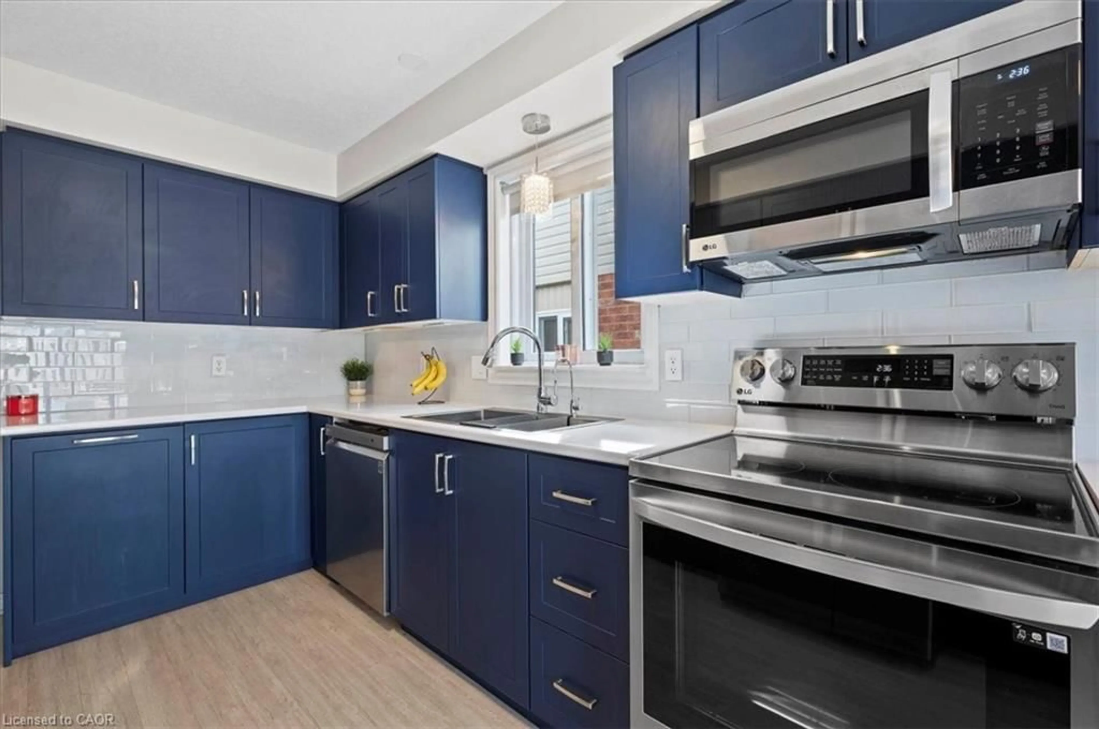 Standard kitchen, ceramic/tile floor for 30 Heatherwood Pl, Kitchener Ontario N2N 3P4
