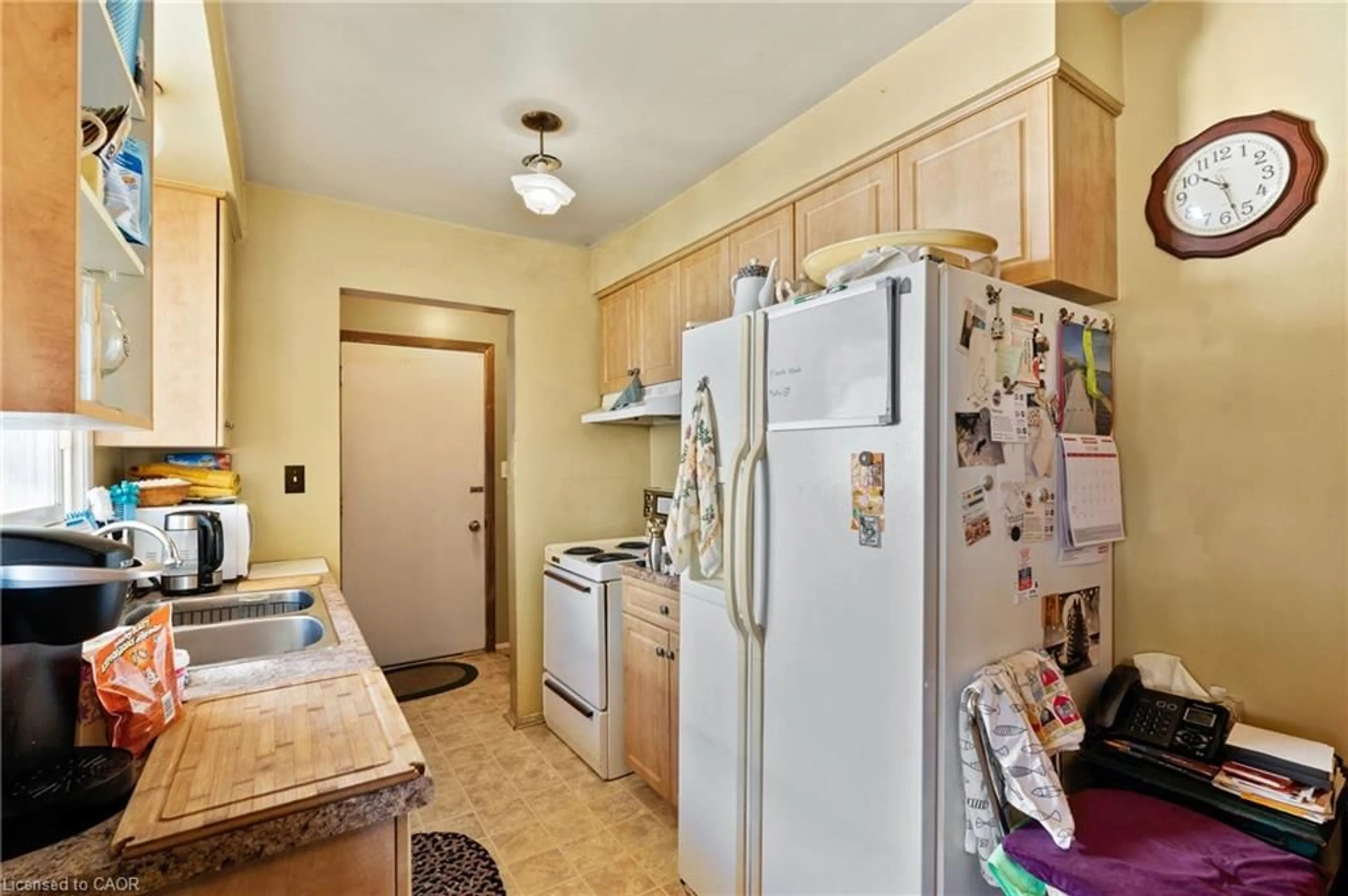 Standard kitchen, unknown for 80 1/2 Melody Trail, St. Catharines Ontario L2M 1C7