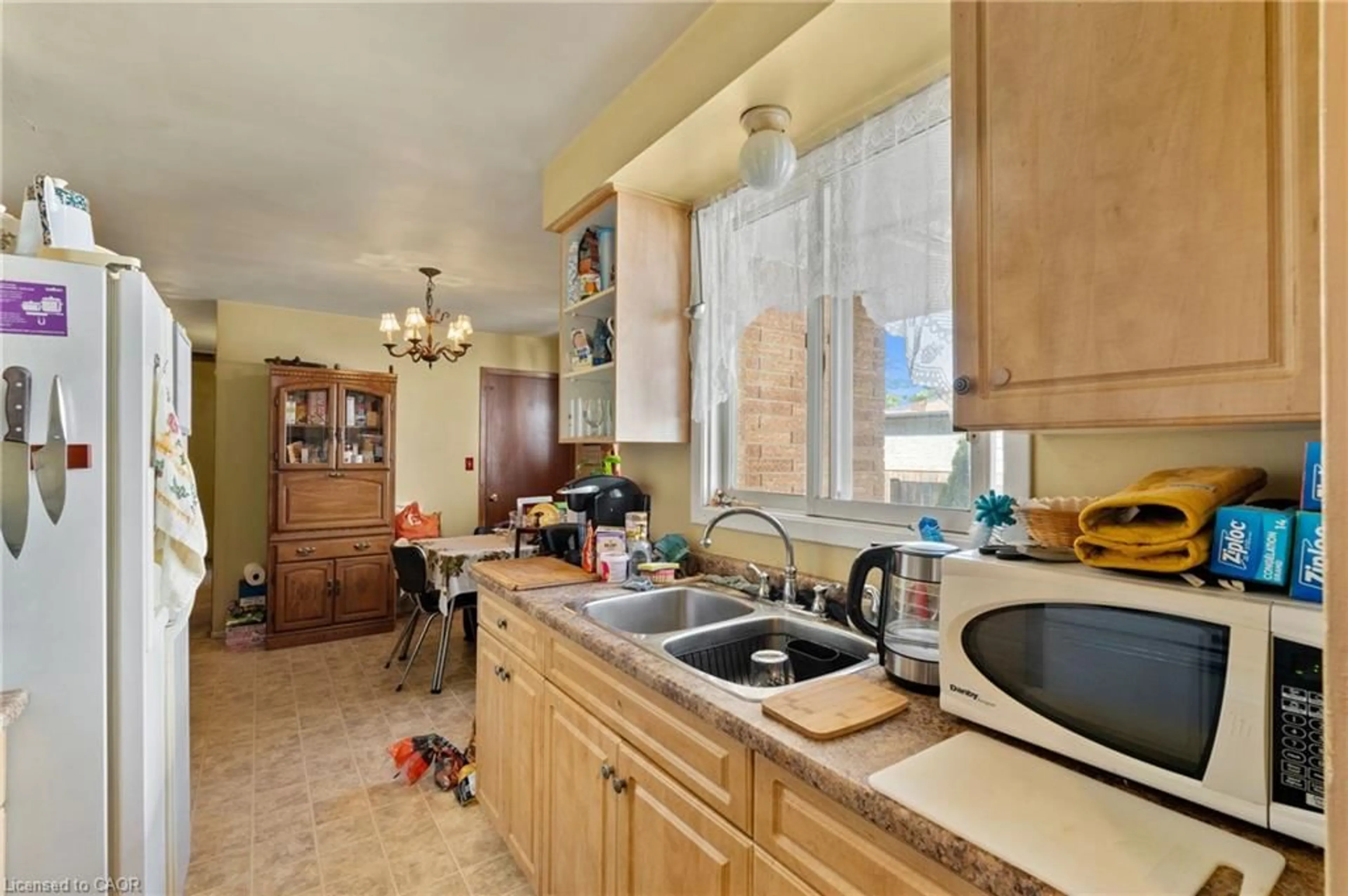 Standard kitchen, ceramic/tile floor for 80 1/2 Melody Trail, St. Catharines Ontario L2M 1C7