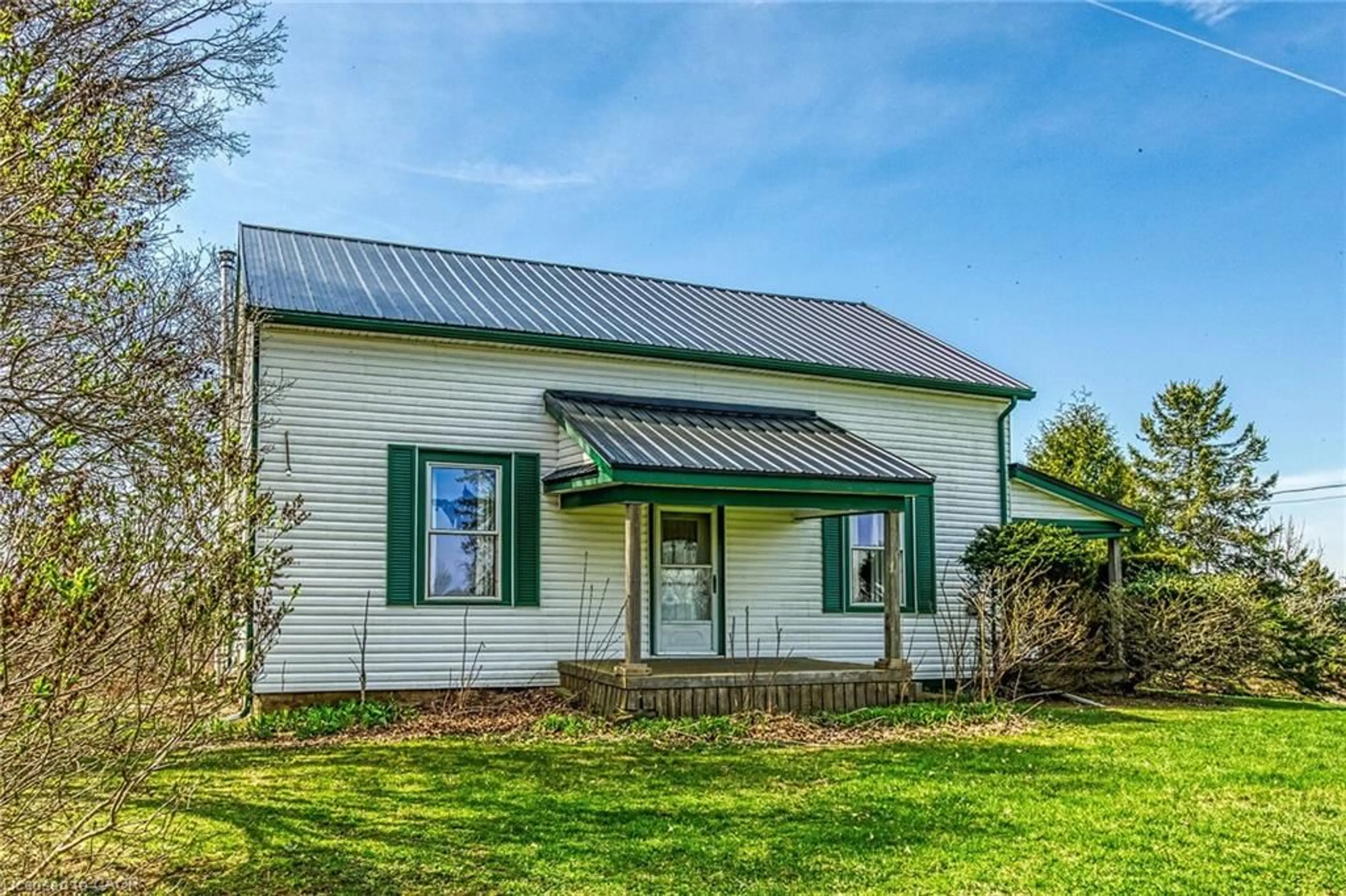 Home with vinyl exterior material, building for 521 Baptist Church Rd, Brantford Ontario N3W 2G9