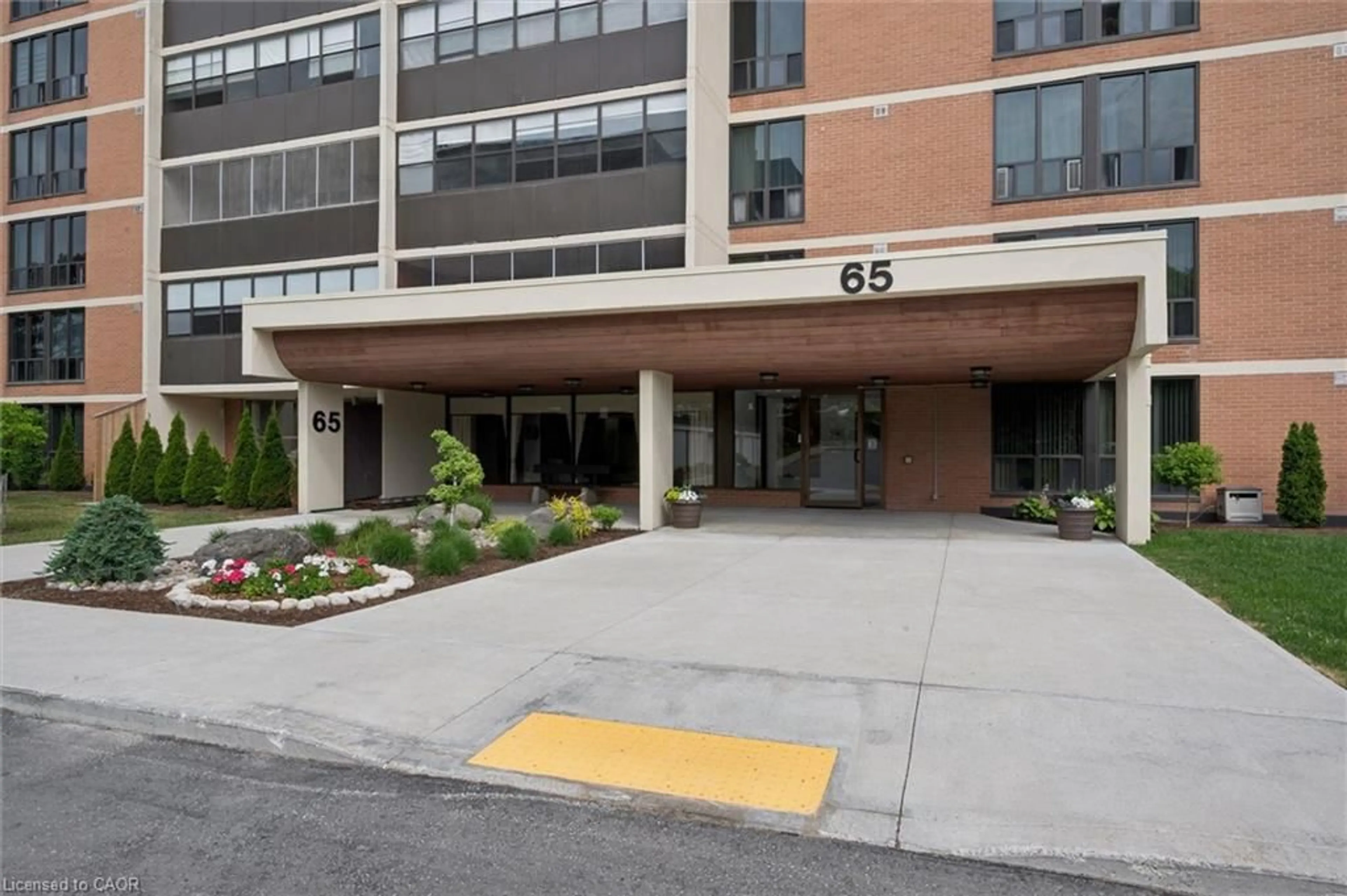 Indoor foyer for 65 Westmount Rd #910, Waterloo Ontario N2L 5G6