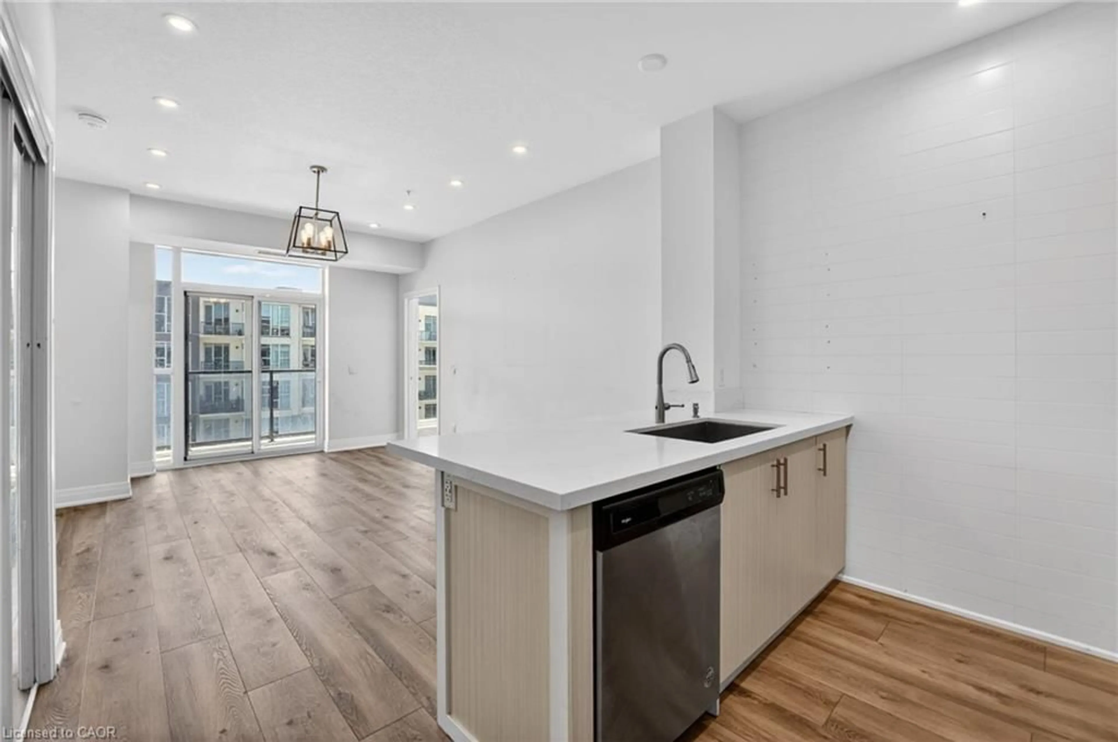 Open concept kitchen, unknown for 16 Concord Pl #548, Grimsby Ontario L3M 0J1