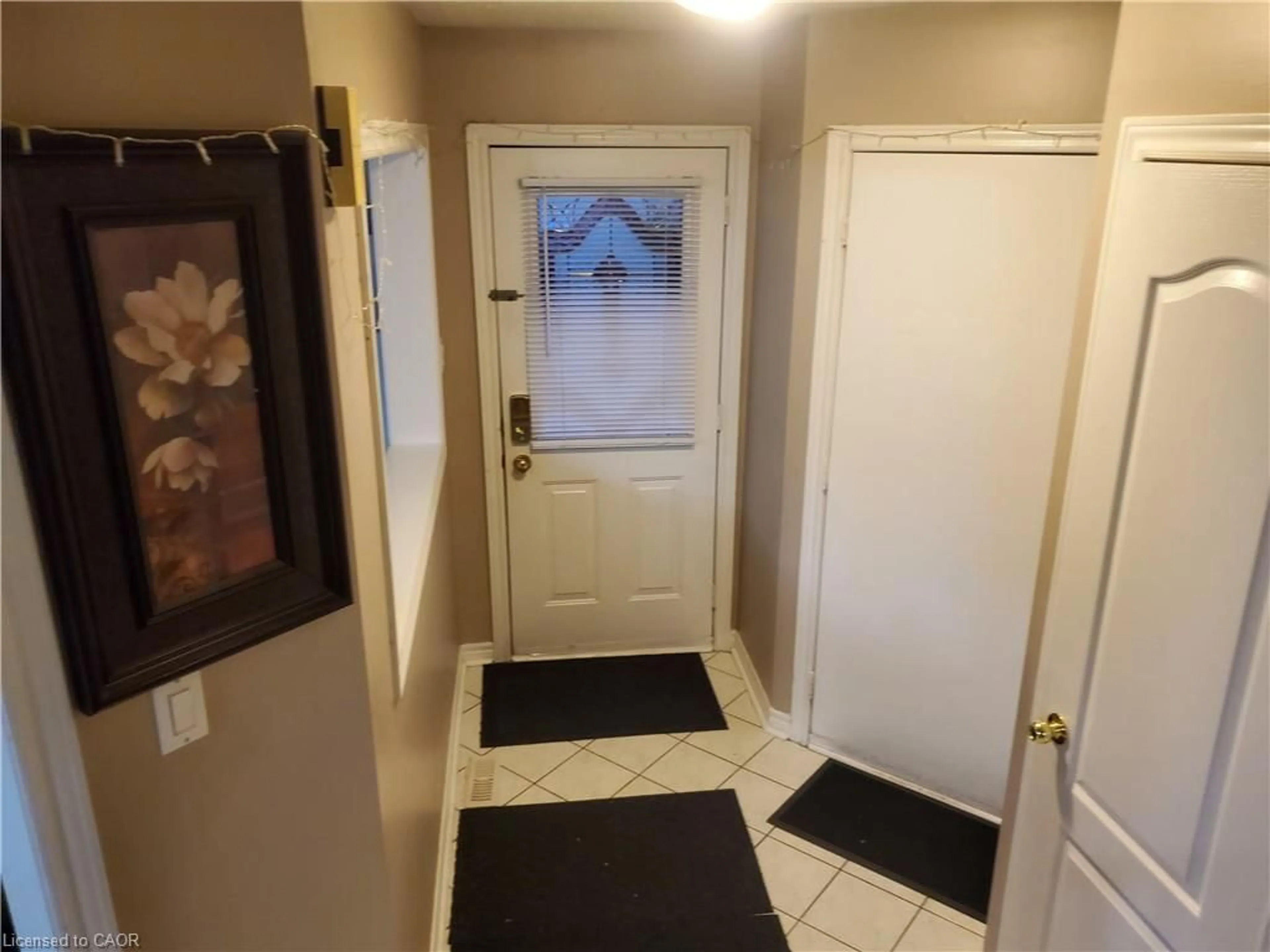 Indoor entryway for 32 Stonecairn Dr, Cambridge Ontario N1T 1W3