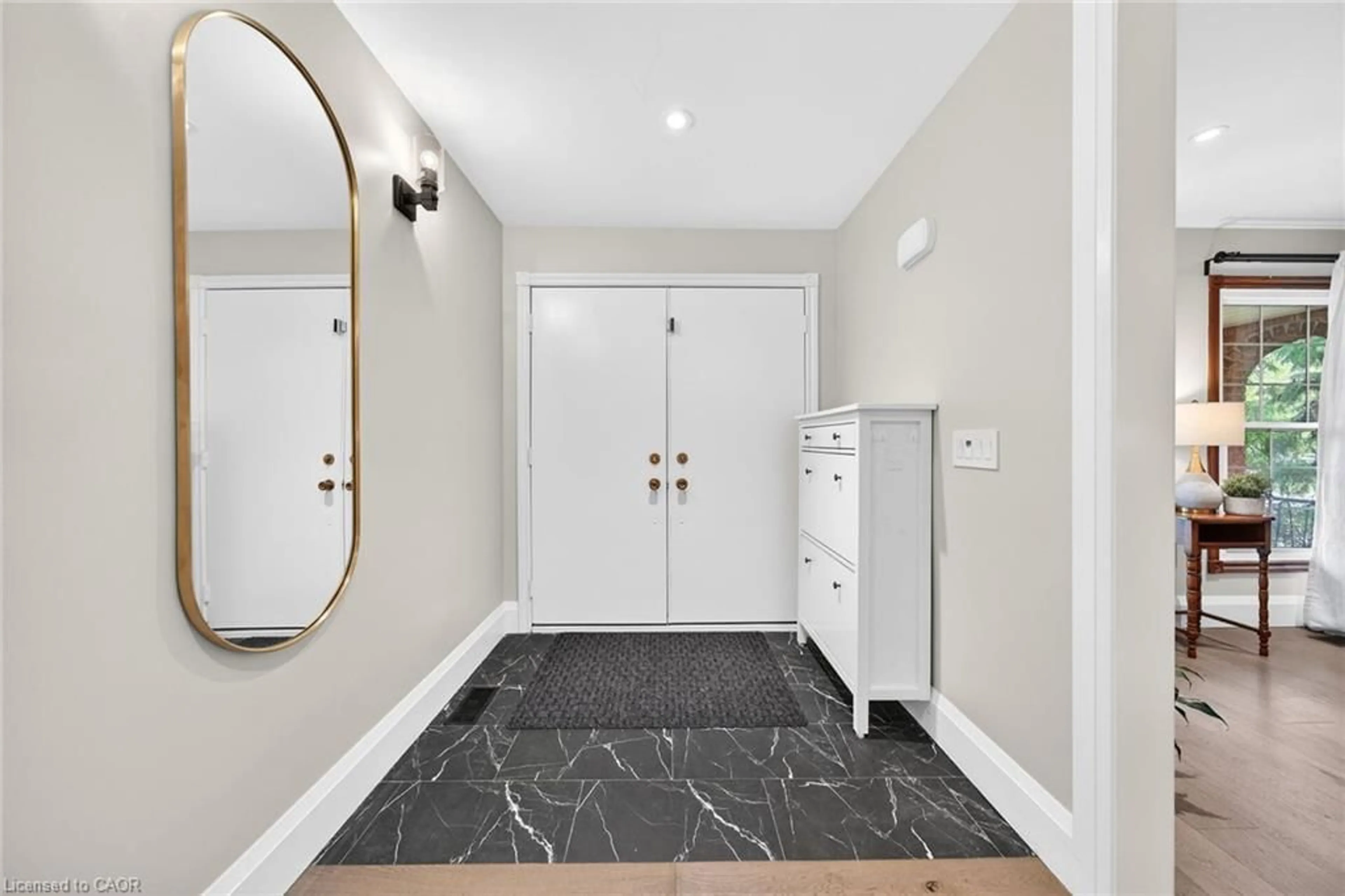 Indoor entryway for 51 President Dr, Stoney Creek Ontario L8G 4H2