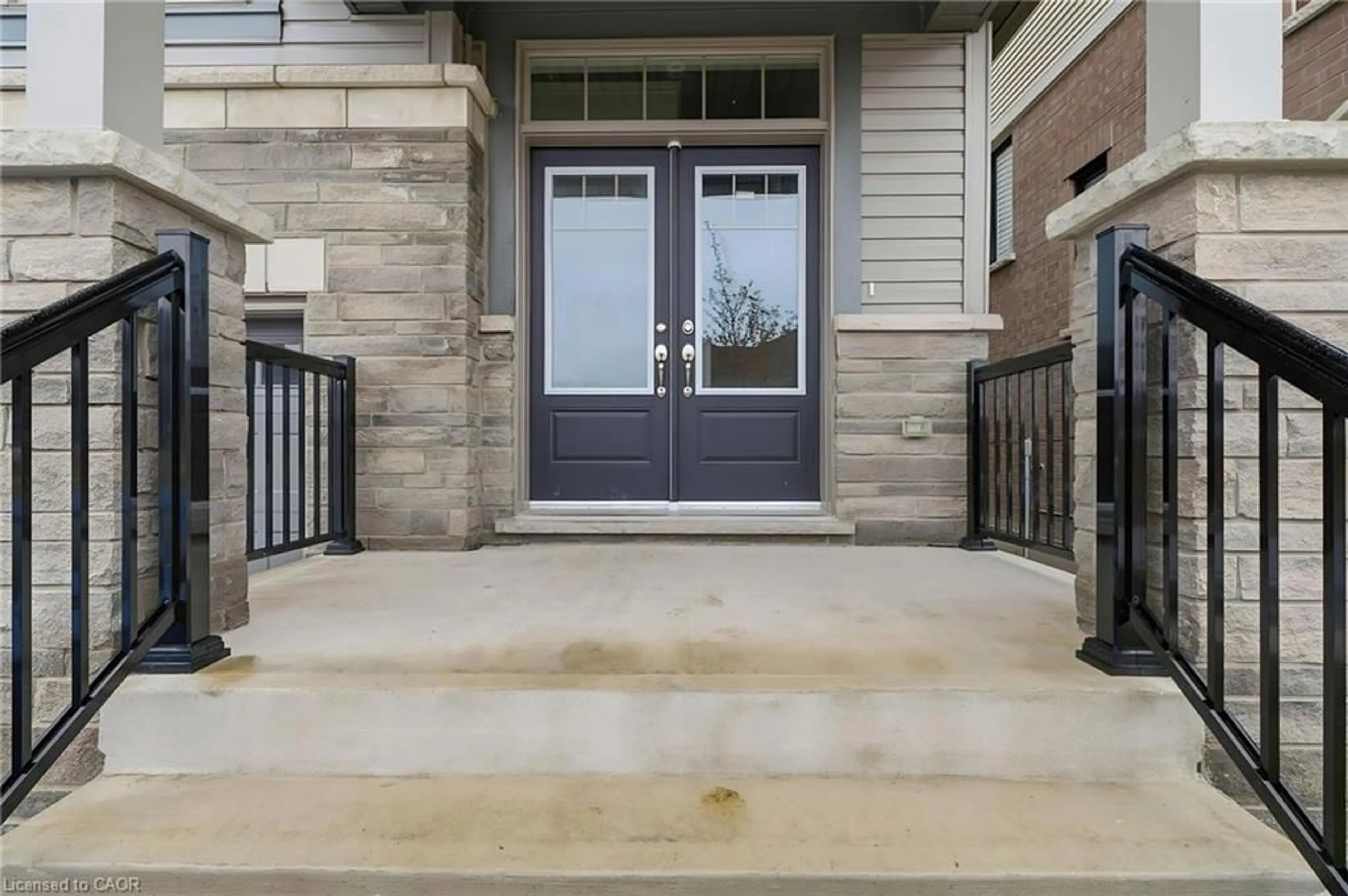 Indoor entryway for 1025 Trailsview Ave, Cobourg Ontario K9A 4J6
