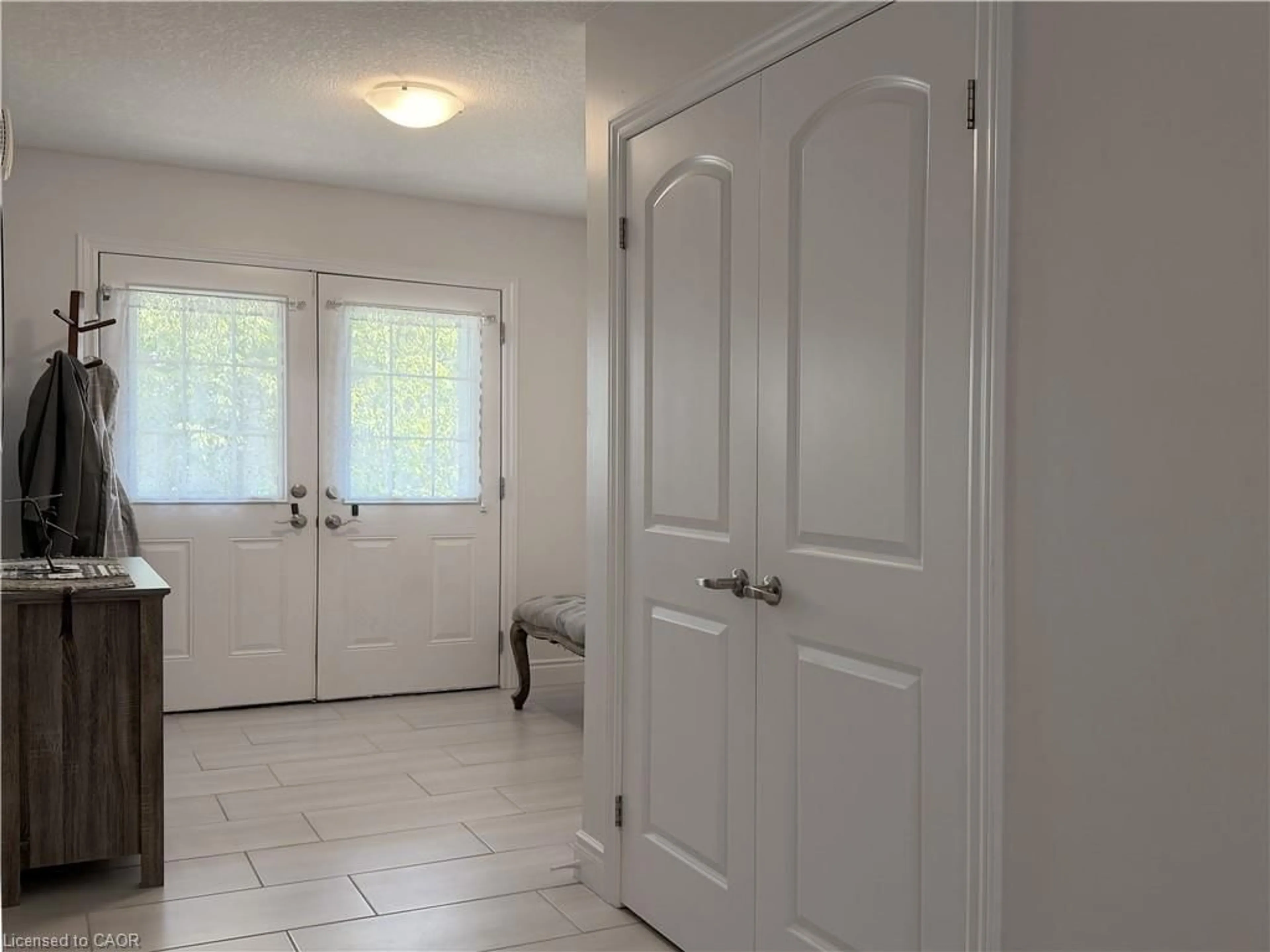 Indoor entryway for 269 Woodway Trail, Simcoe Ontario N3Y 0C9