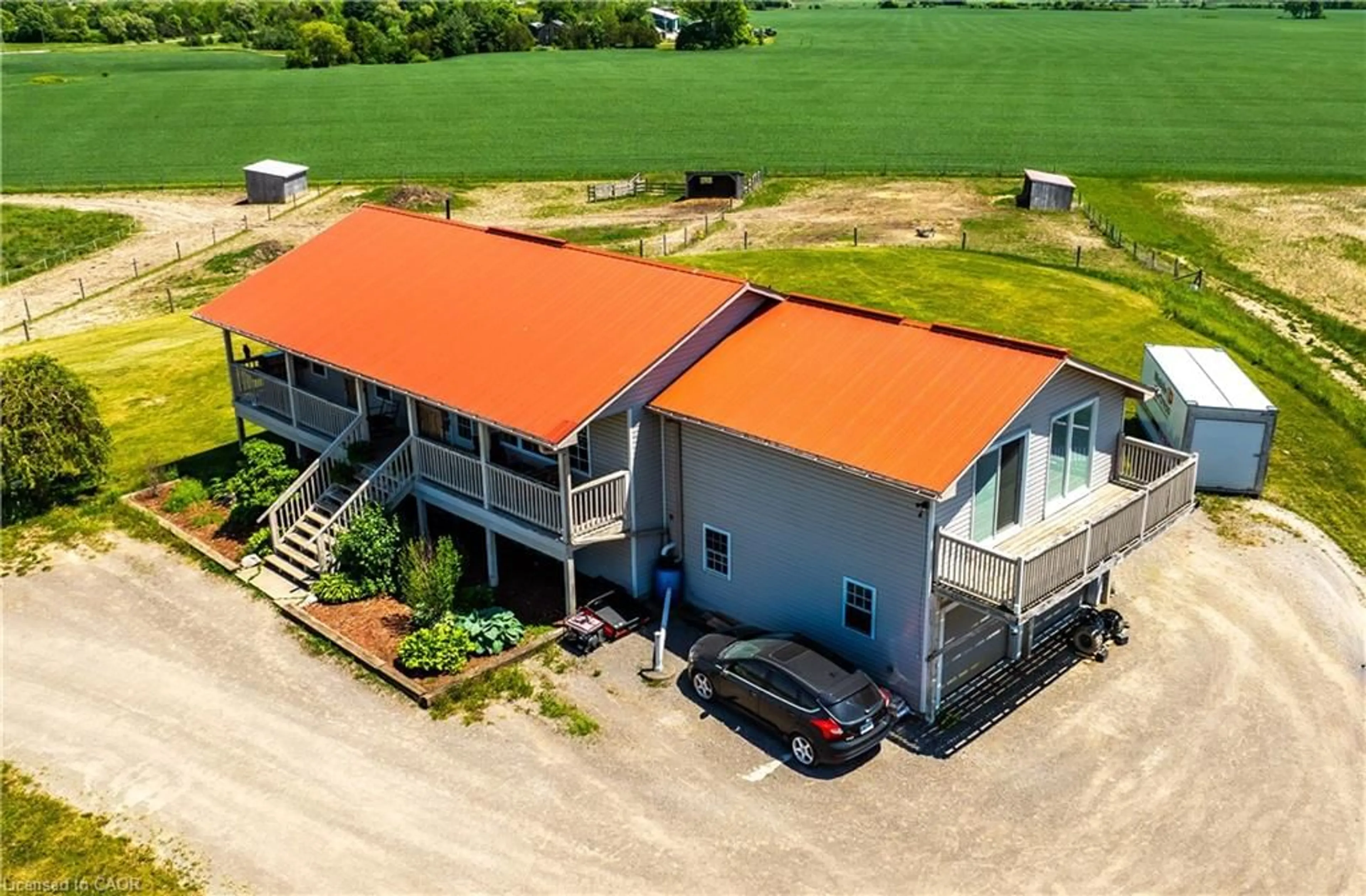 A pic from outside/outdoor area/front of a property/back of a property/a pic from drone, building for 174 Painter Rd, Onondaga Ontario N3W 2G9