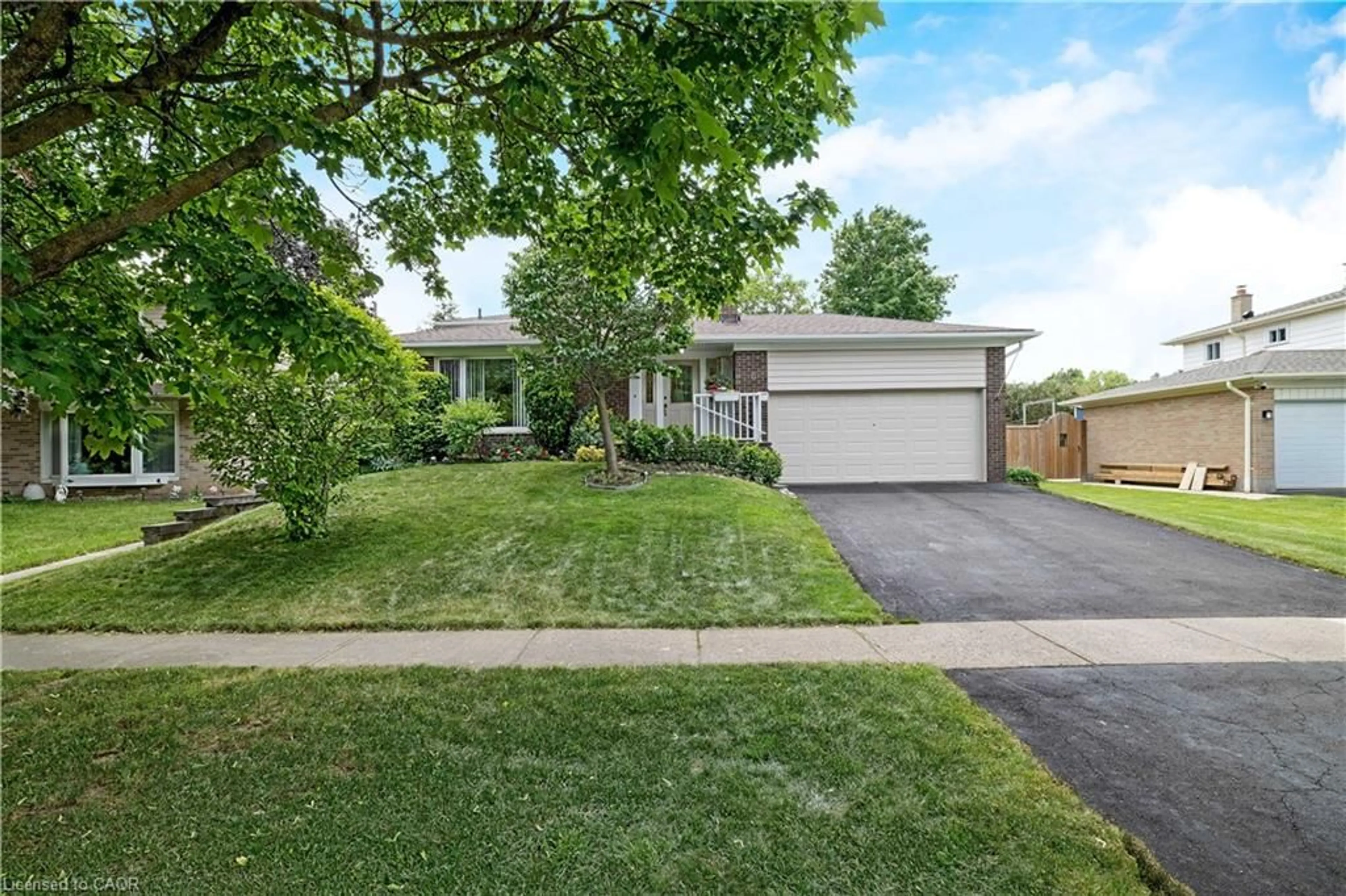A pic from outside/outdoor area/front of a property/back of a property/a pic from drone, street for 6 Metcalfe Crt, Georgetown Ontario L7G 4N6