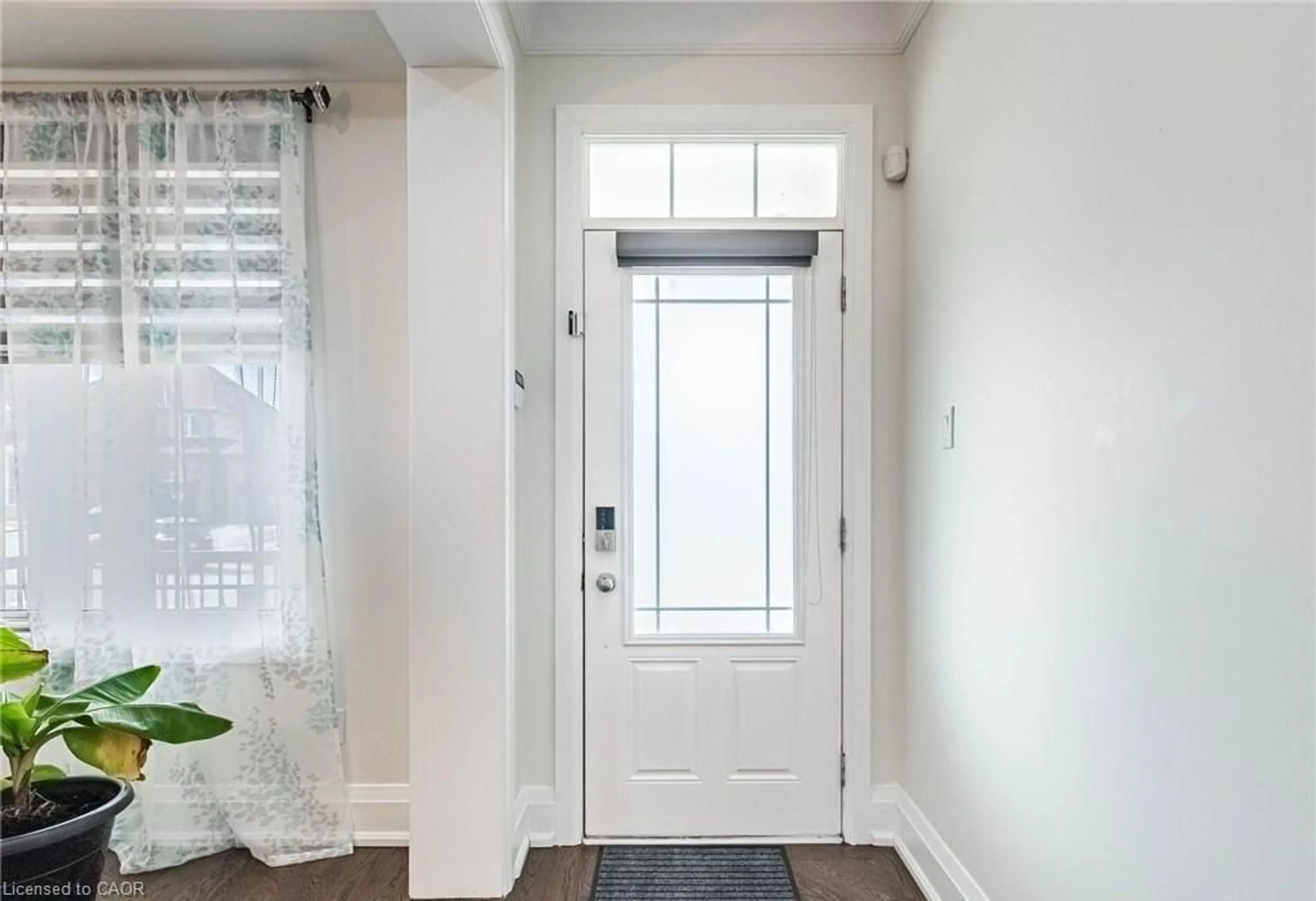 Indoor entryway for 47 Hawke Cres, New Tecumseth Ontario L0G 1W0