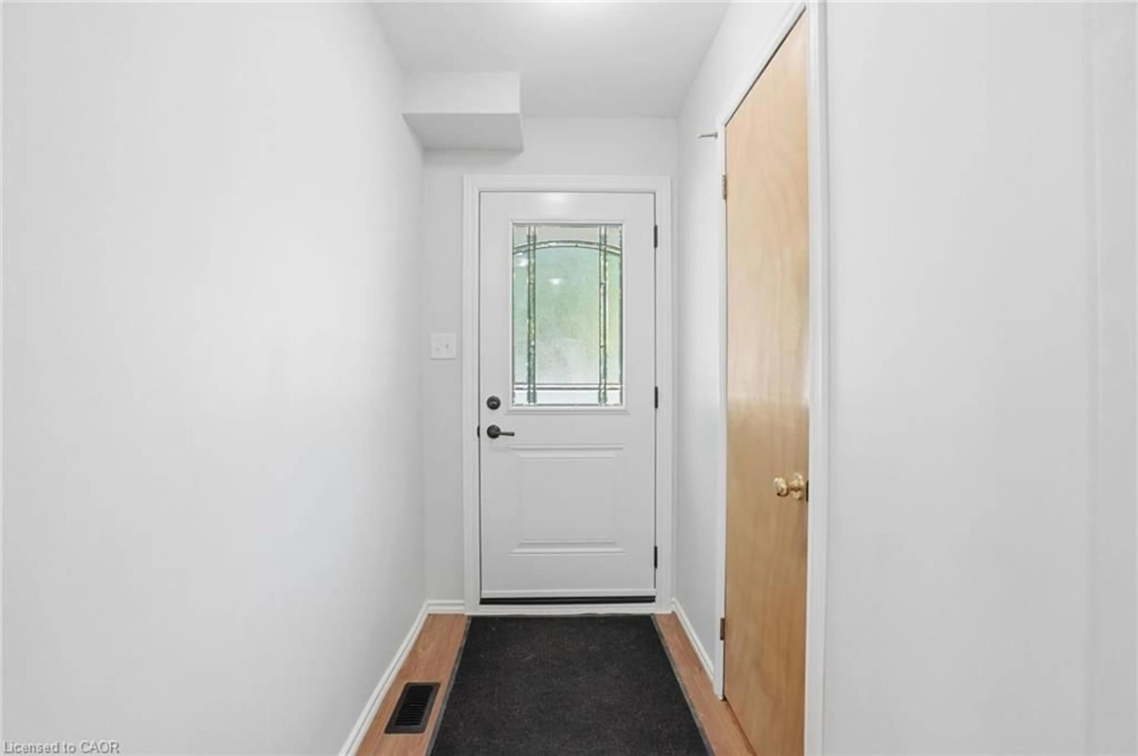 Indoor entryway for 16 Bond St #D(4), Dundas Ontario L9H 3H1