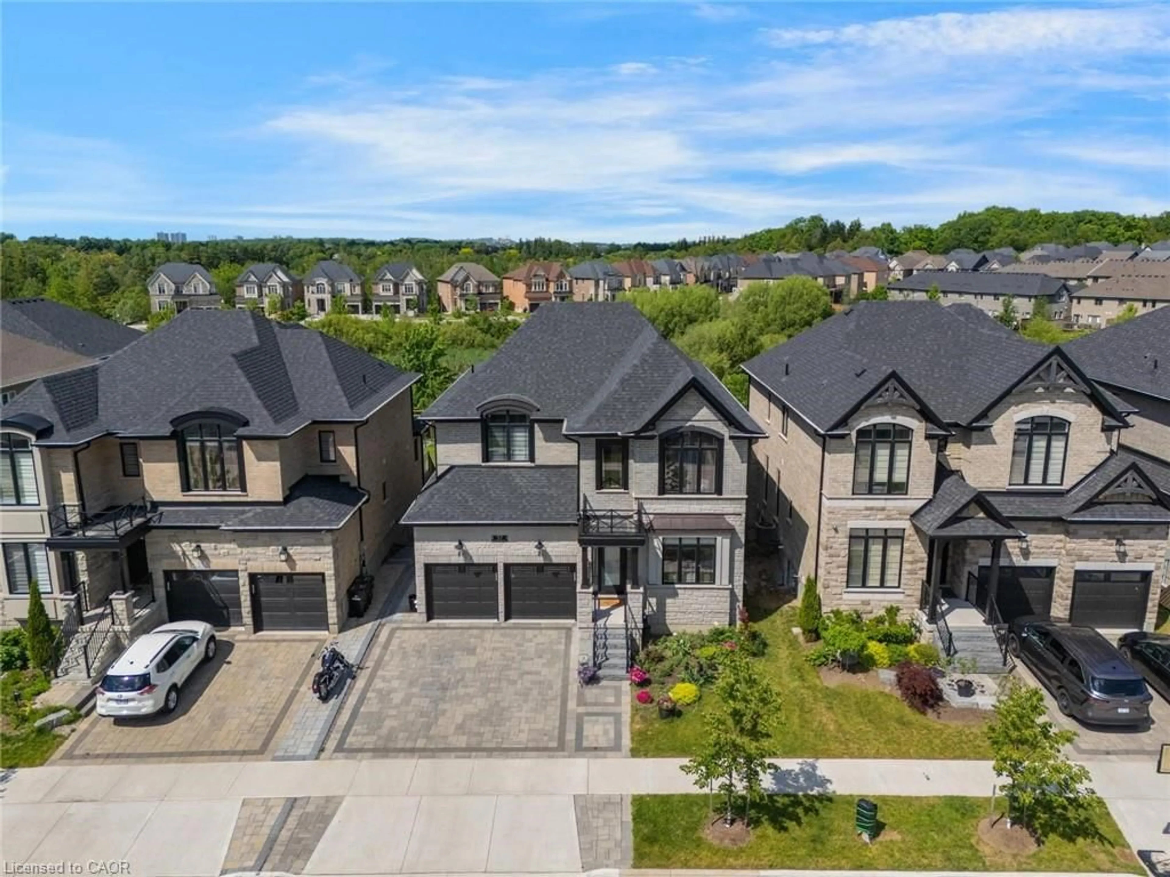A pic from outside/outdoor area/front of a property/back of a property/a pic from drone, street for 57 Hollybrook Trail, Kitchener Ontario N2R 0M5