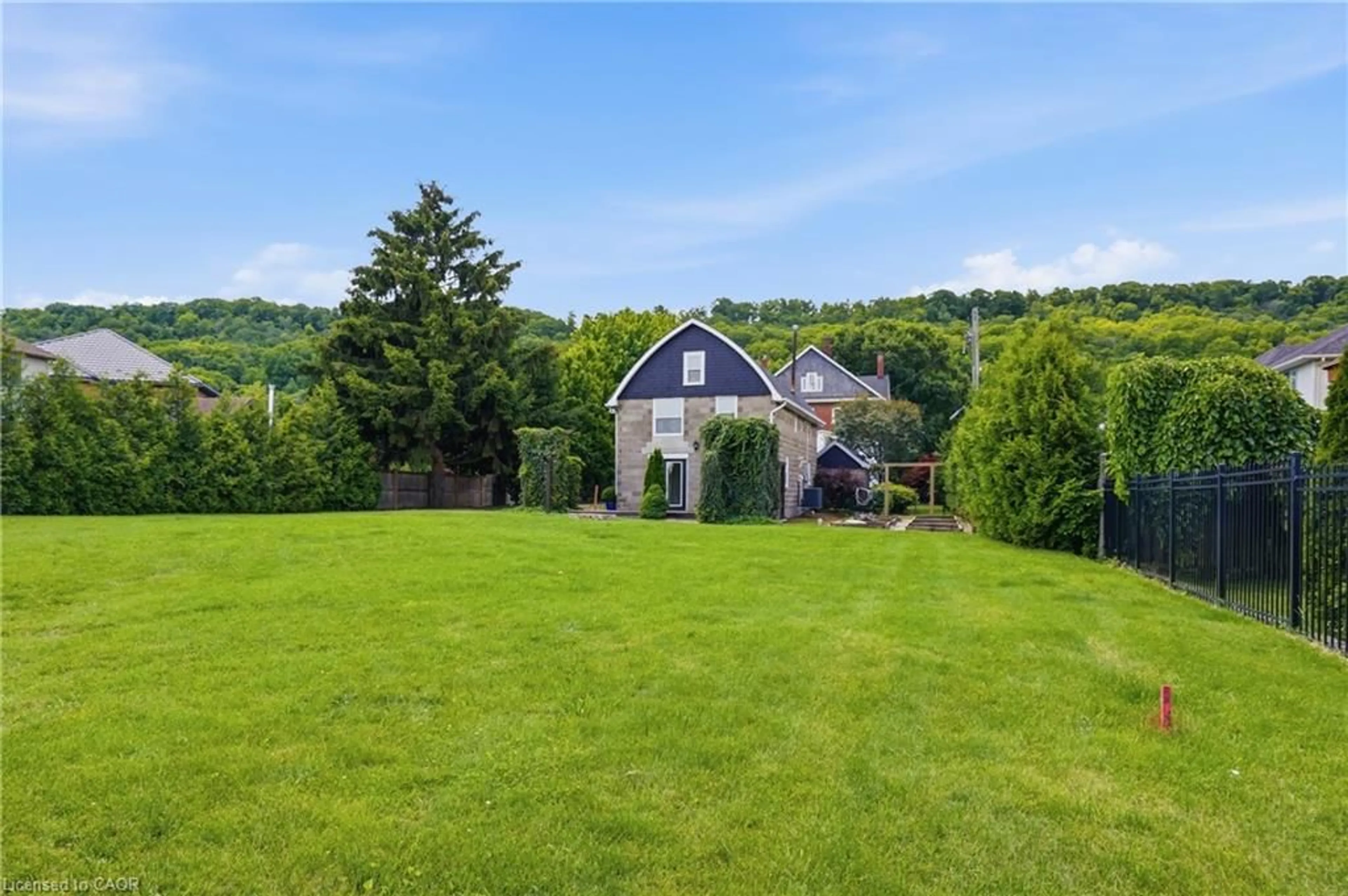 A pic from outside/outdoor area/front of a property/back of a property/a pic from drone, mountain view for 292 Main St #C, Grimsby Ontario L3M 1S4