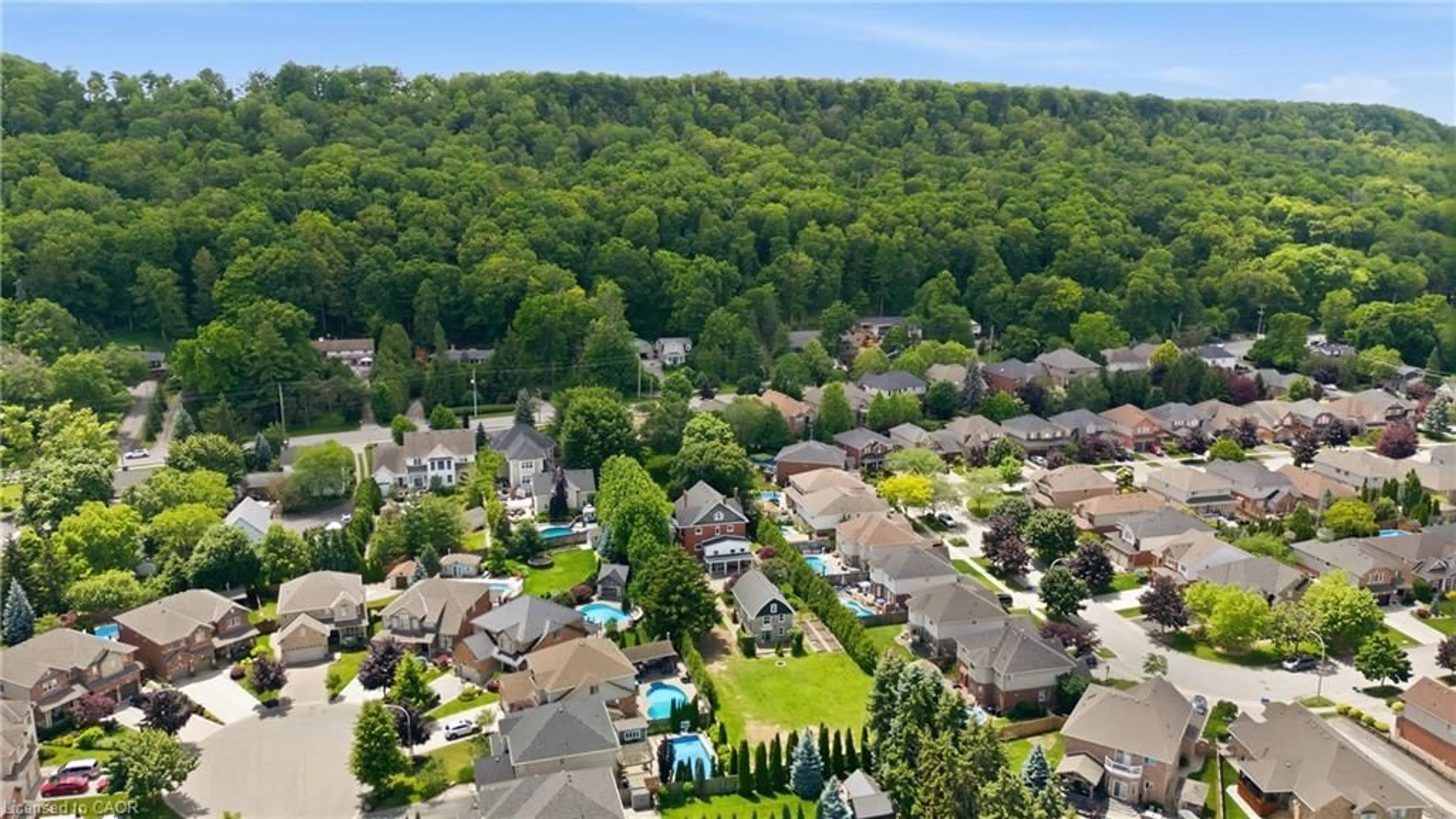 A pic from outside/outdoor area/front of a property/back of a property/a pic from drone, unknown for 292 Main St #C, Grimsby Ontario L3M 1S4