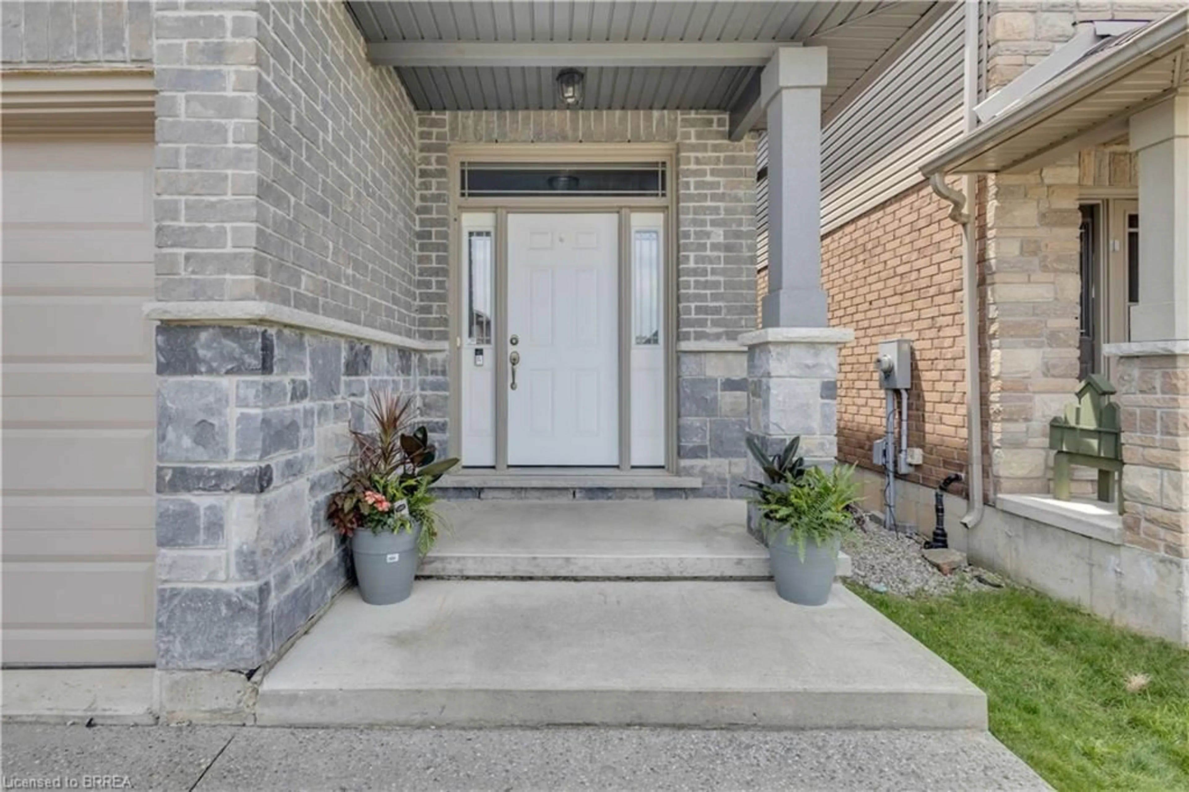 Indoor entryway for 28 Banks St, Brantford Ontario N3T 0H7