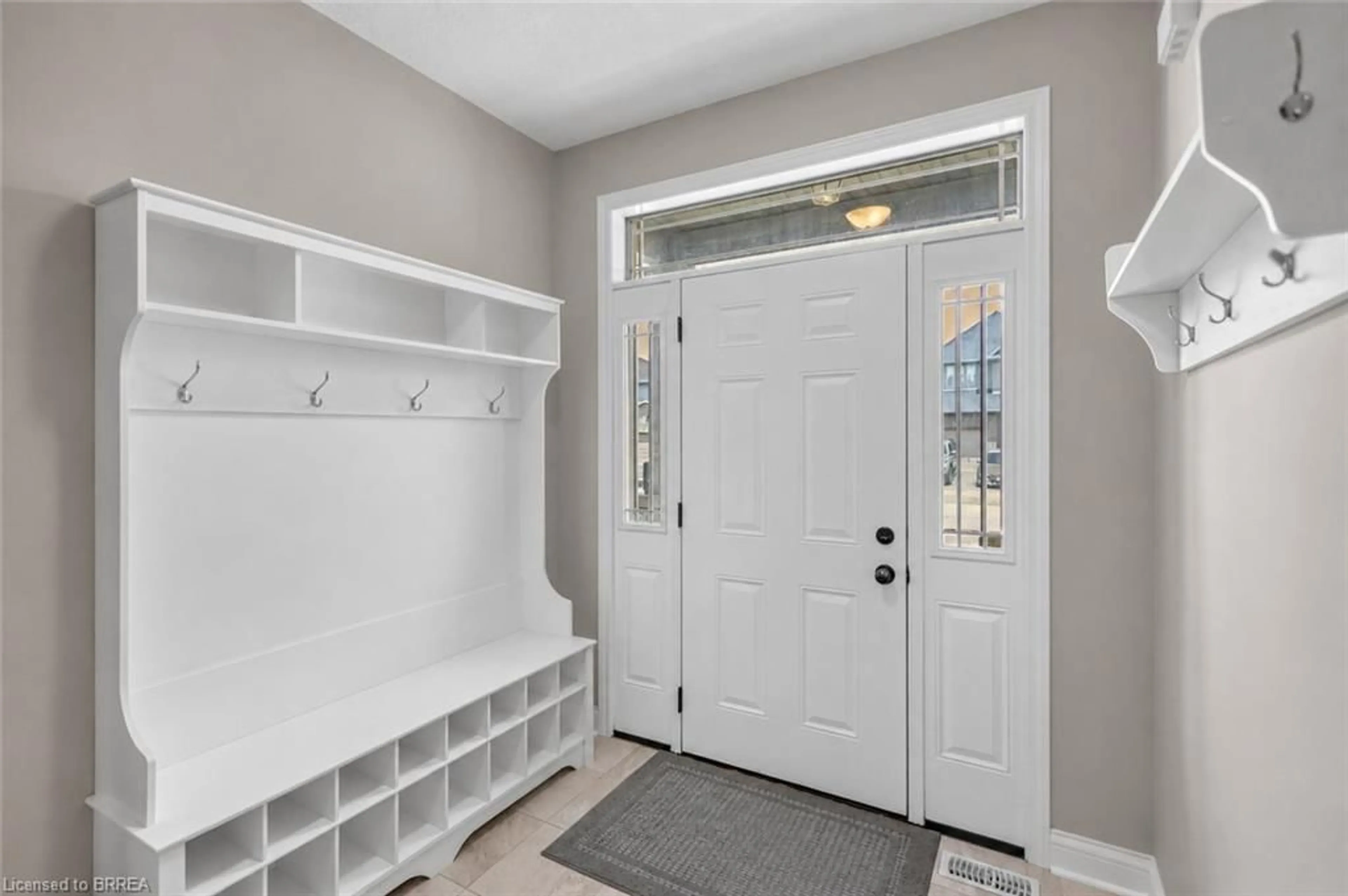 Indoor entryway for 28 Banks St, Brantford Ontario N3T 0H7