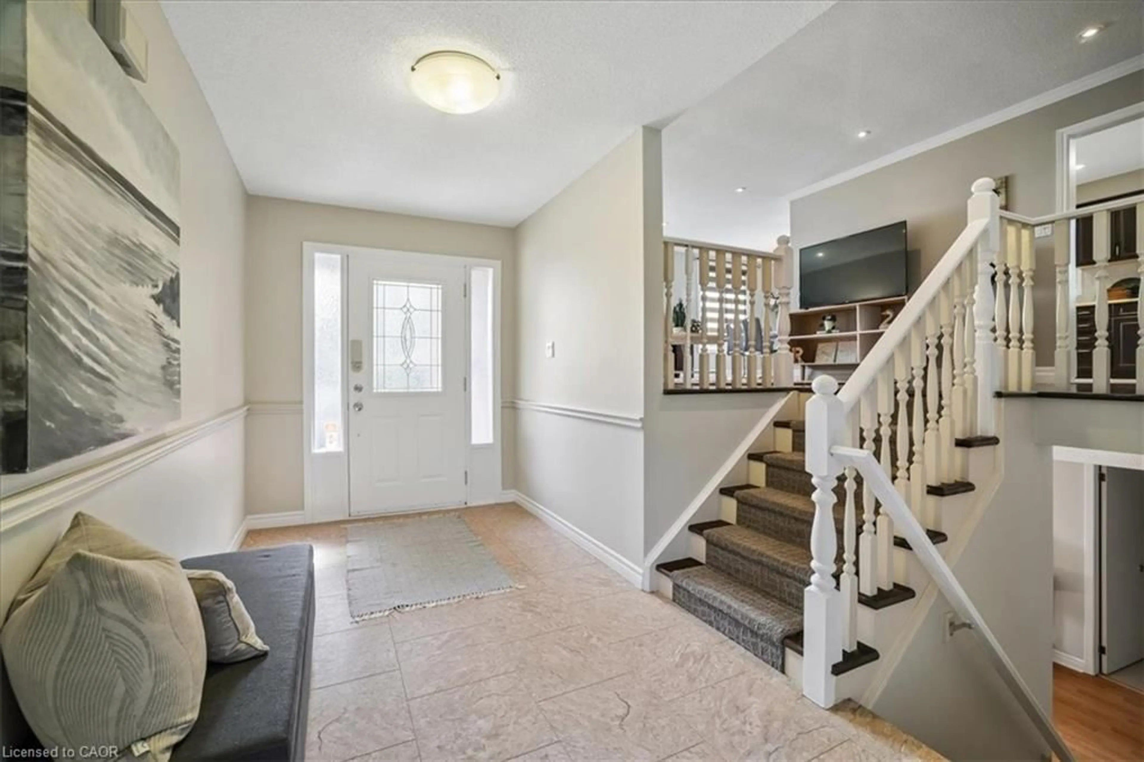 Indoor entryway for 1 Amesbury Cres, Stoney Creek Ontario L8J 1Z9
