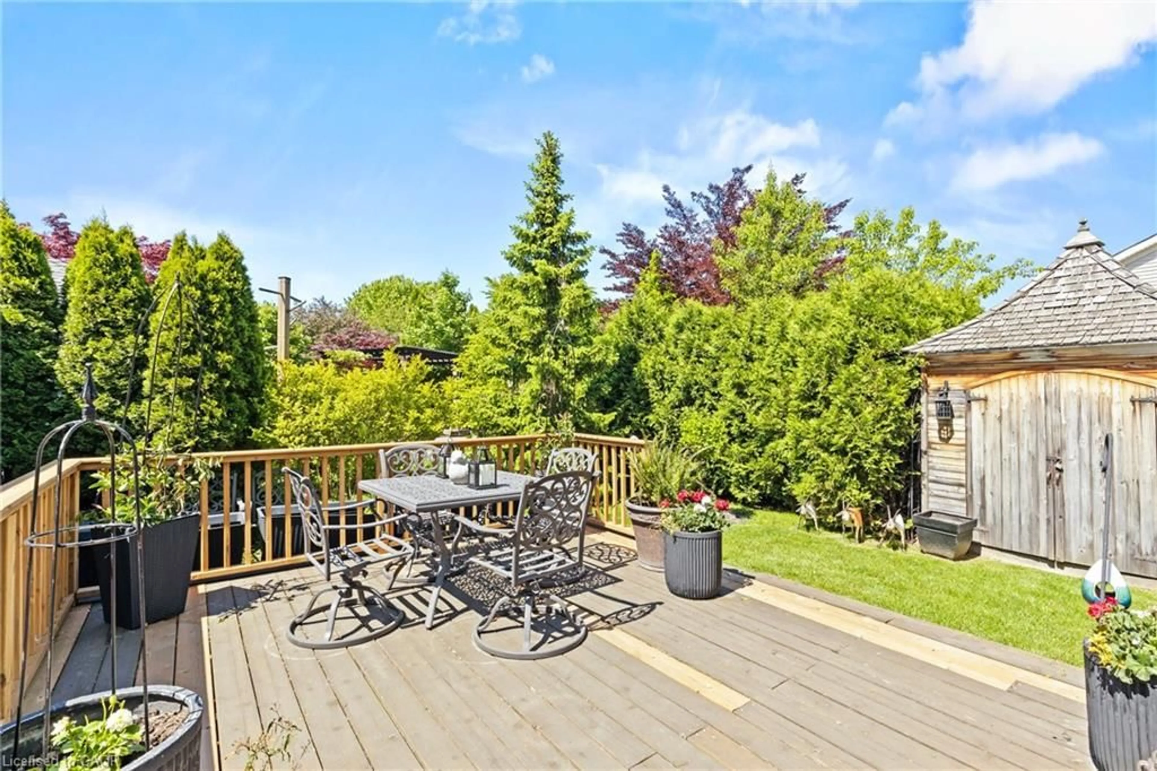 Patio, street for 611 Victoria St, Niagara-on-the-Lake Ontario L0S 1J0