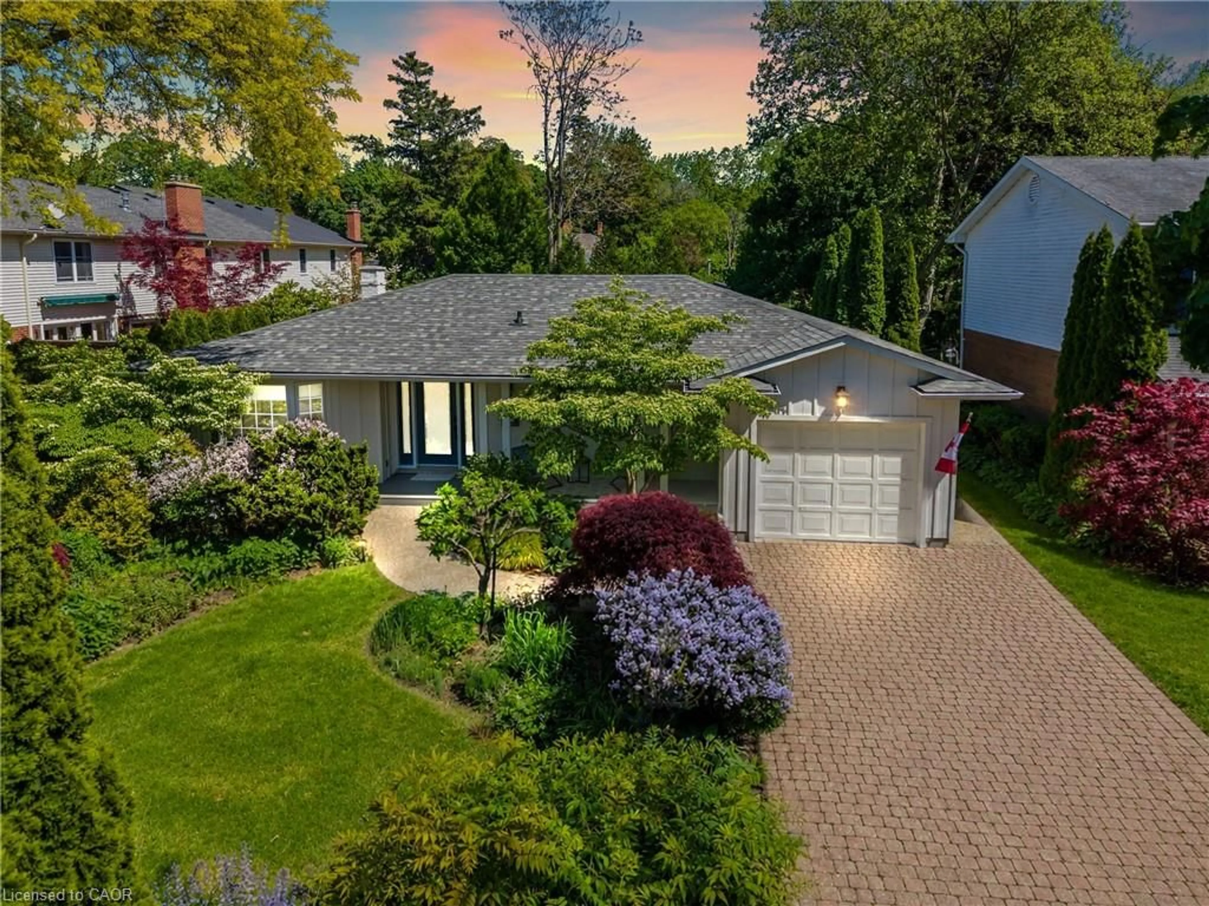 A pic from outside/outdoor area/front of a property/back of a property/a pic from drone, street for 410 Victoria St, Niagara-on-the-Lake Ontario L0S 1J0