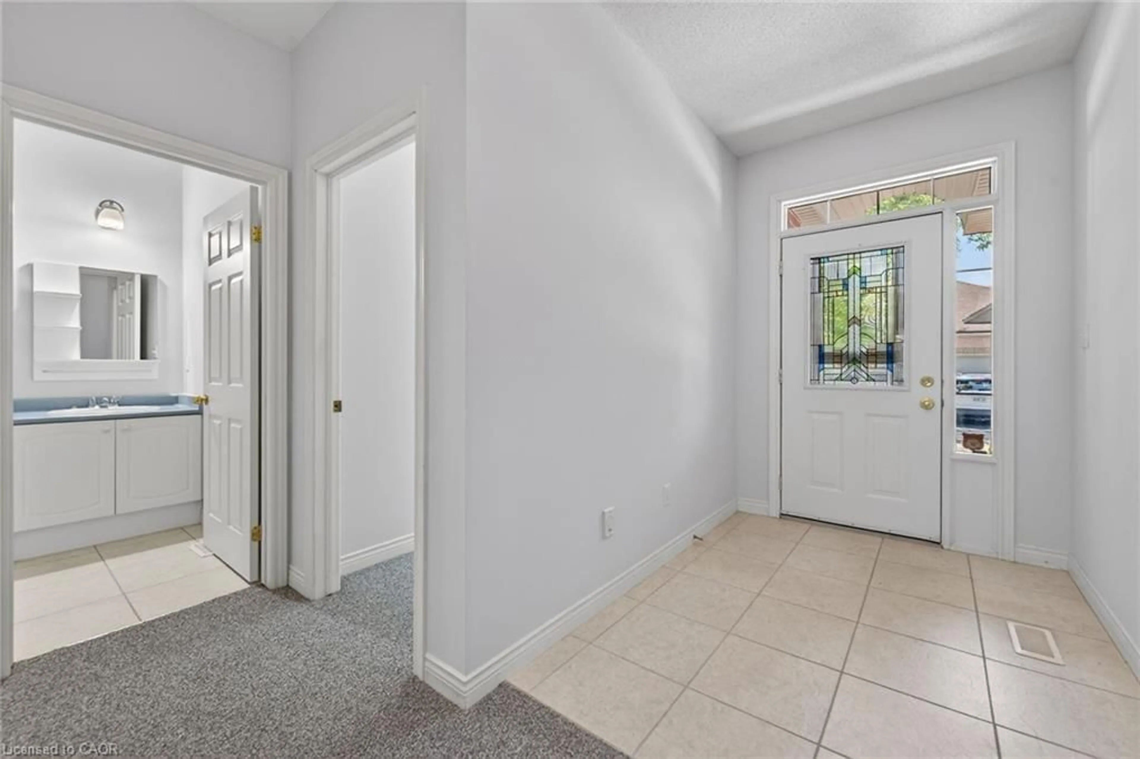 Indoor entryway for 96 Bluelagoon Dr, Mount Hope Ontario L0R 1W0