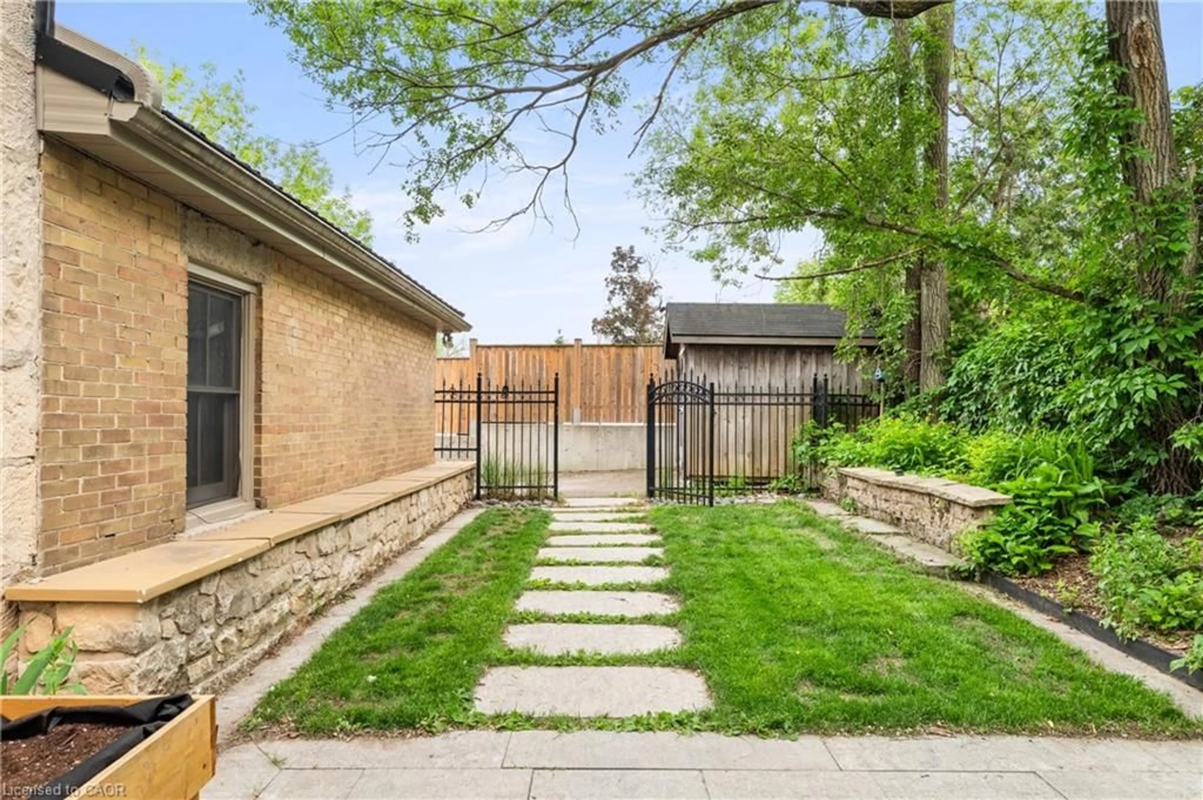 Patio, street for 19 London Rd, Guelph Ontario N1H 2B2