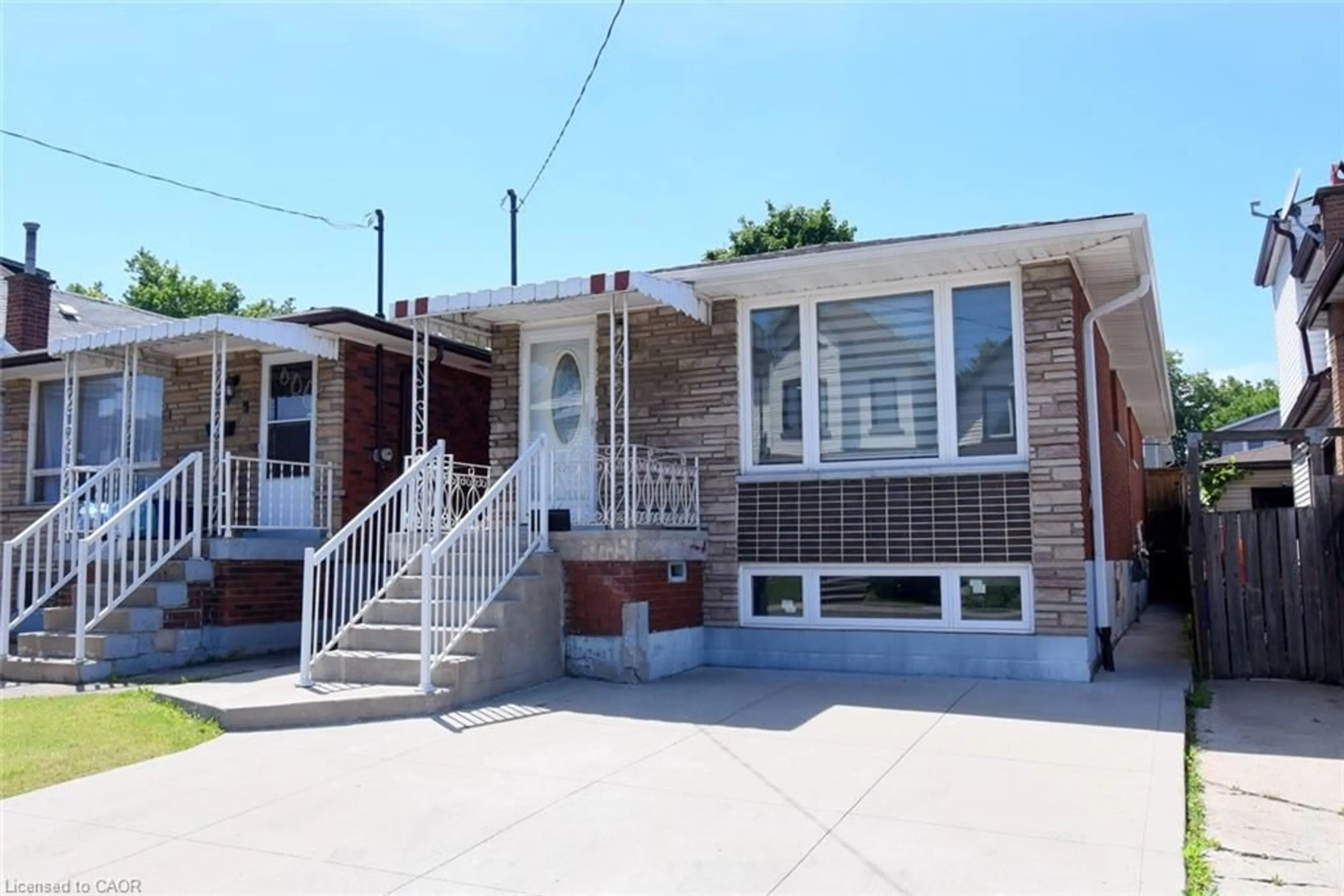 Home with vinyl exterior material, street for 185 Rosslyn Ave, Hamilton Ontario L8L 7P8