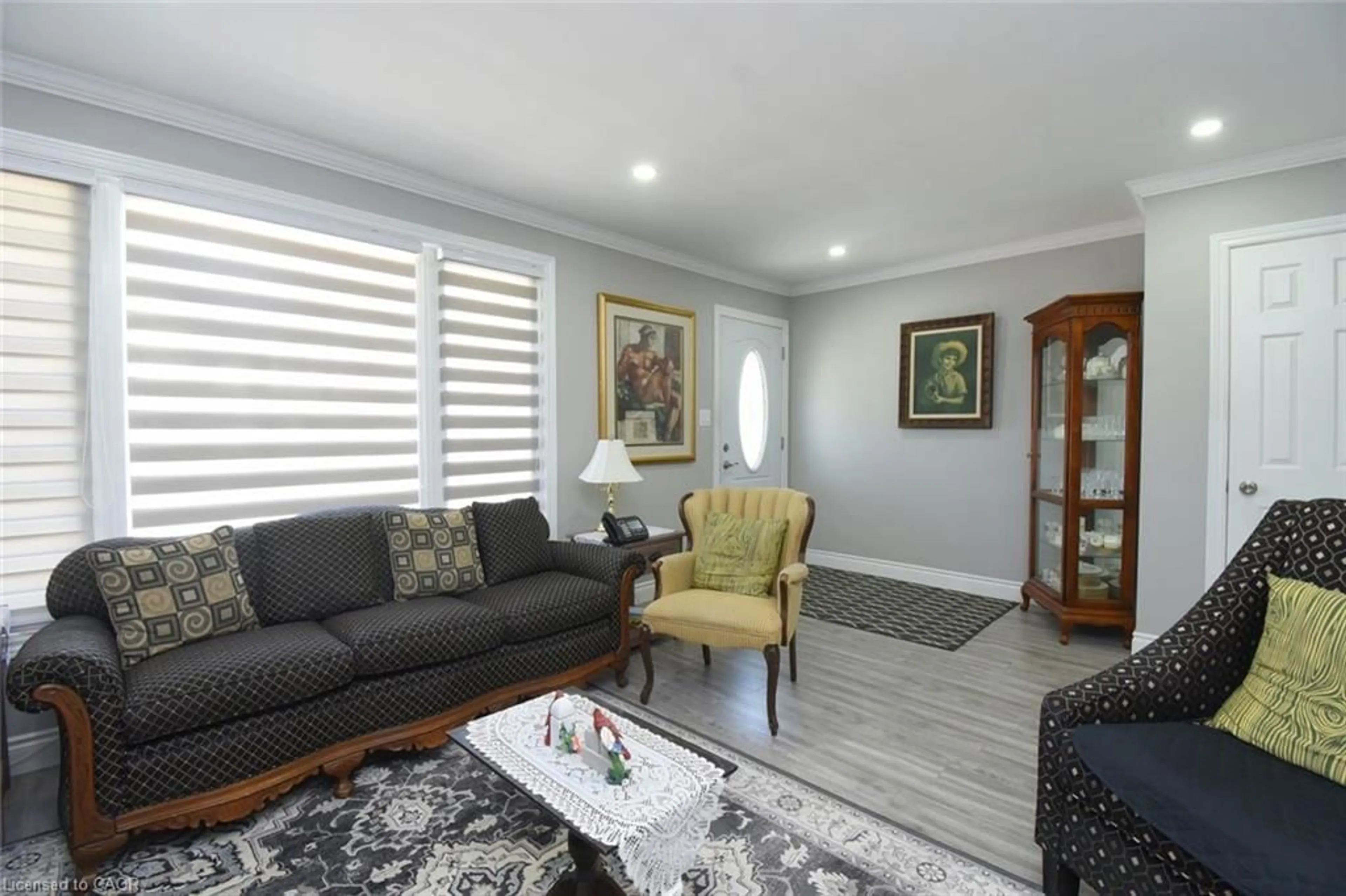 Living room with furniture, wood/laminate floor for 185 Rosslyn Ave, Hamilton Ontario L8L 7P8