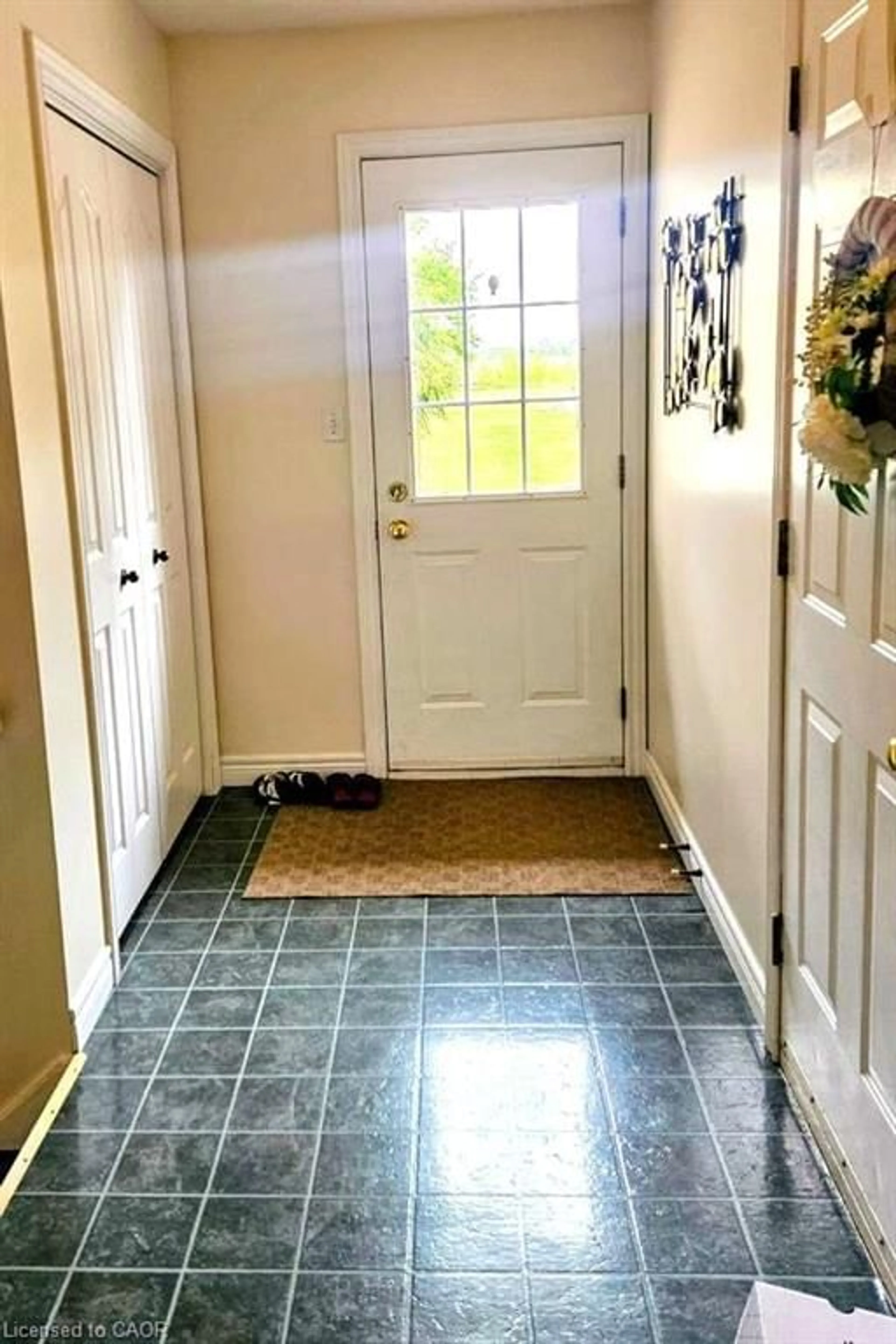 Indoor entryway for 32 St Ladislaus St, Courtland Ontario N0J 1E0