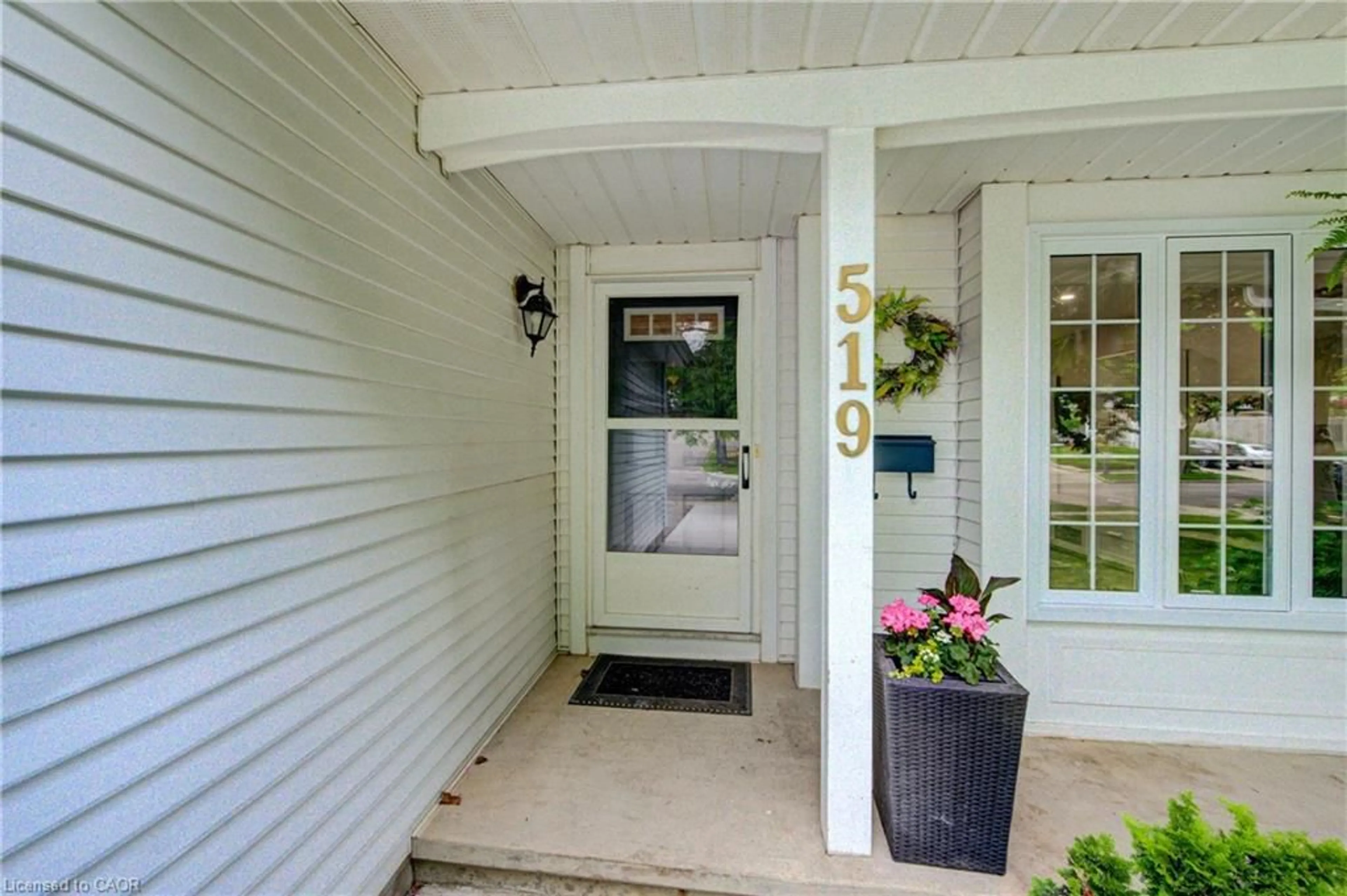 Indoor entryway for 519 Westvale Dr, Waterloo Ontario N2T 2B2